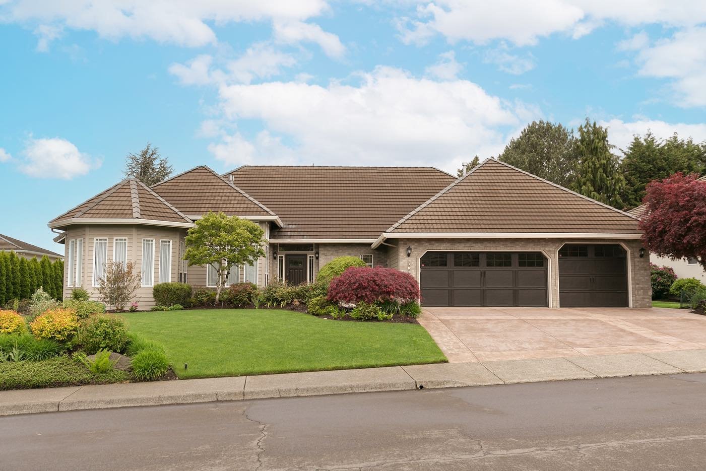 A very elegant well-maintained home in Vancouver, WA. A 3 bed/2.5 bath with separate office all located on one level. The spacious primary bathroom has lots of natural light from the large windows and skylight in the tiled shower. 

Loaded with lots 