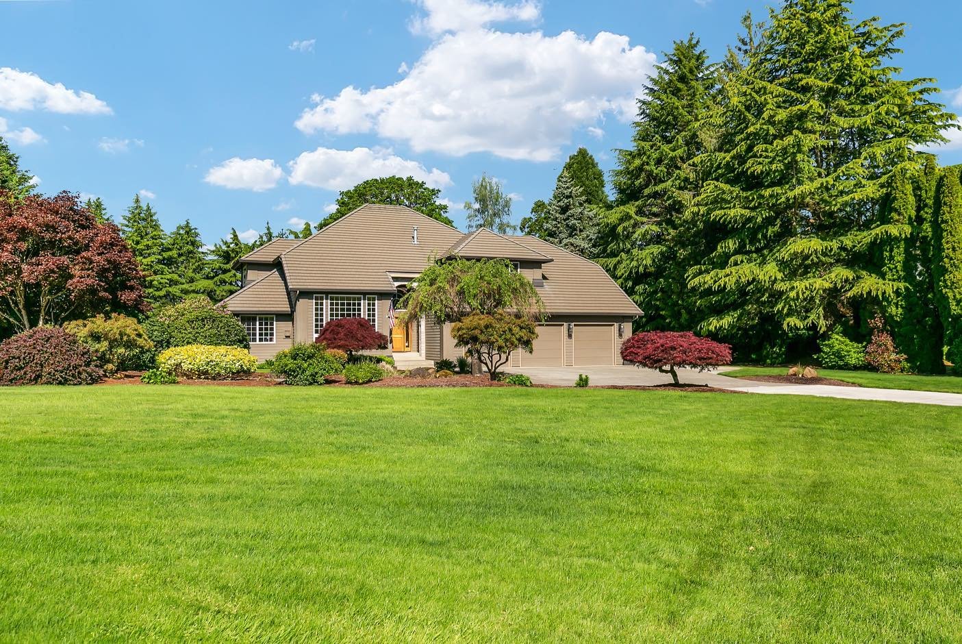 Very nicely updated luxury home in Vancouver, WA is going live today. We had the privilege to photograph this listing yesterday and knew that timely delivery of the images was critical. More often than not, it&rsquo;s the nature of the business and w