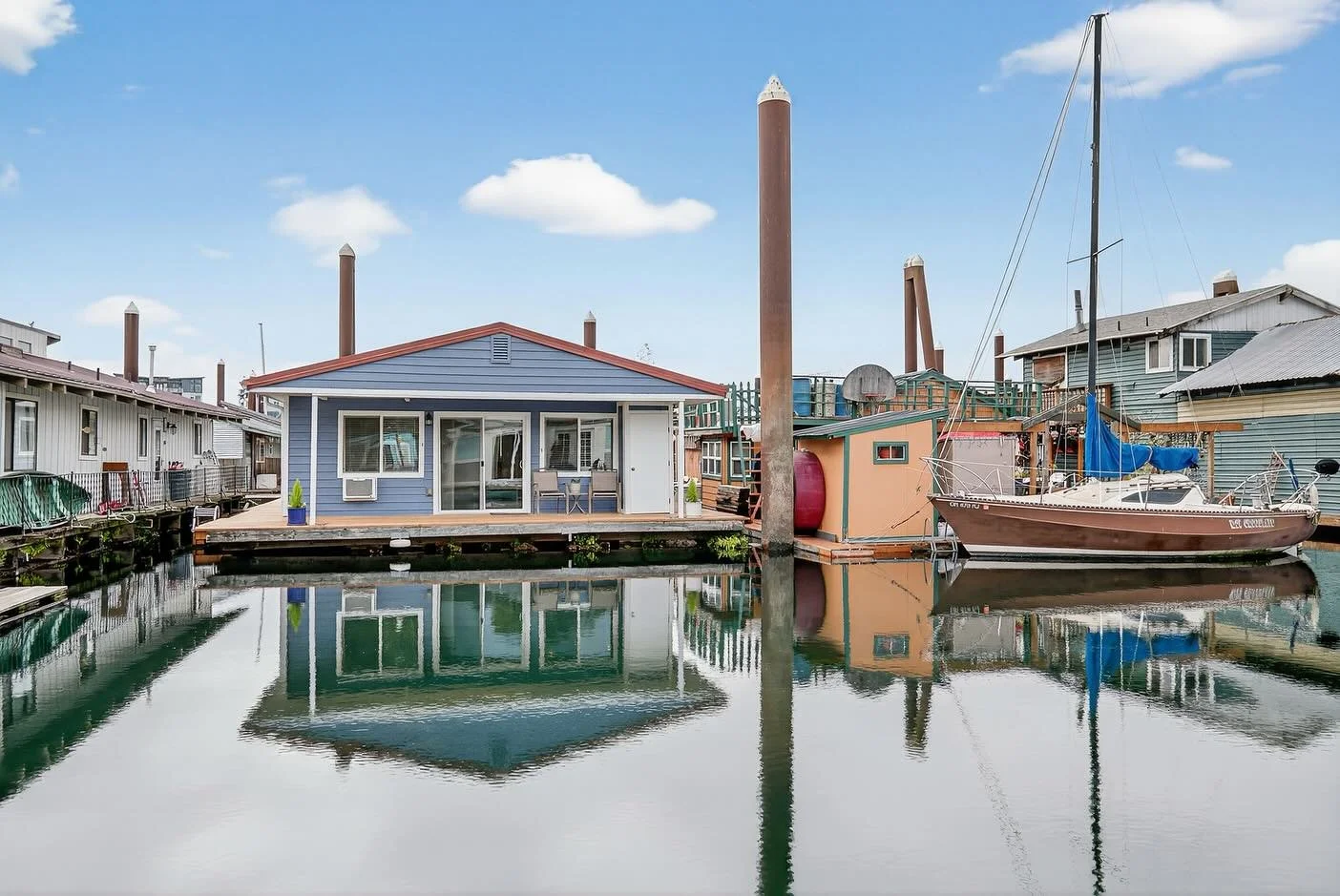 Portland&rsquo;s floating home scene is one of the most distinctive in the country with iconic views of Mt. Hood and the Pacific Northwest&rsquo;s lush greenery.

There&rsquo;s a relaxed, creative vibe with kayaks tied to the porch, paddleboards lean