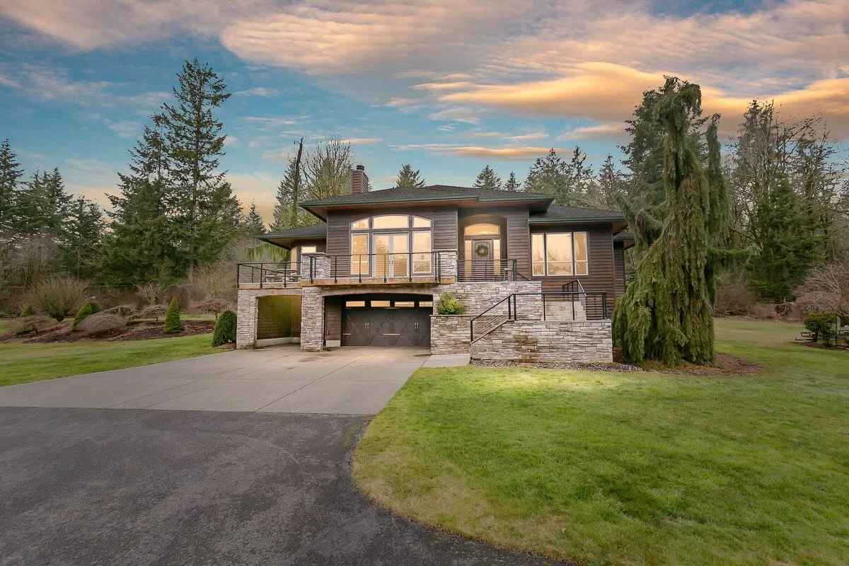 ✨ Favorite Real Estate Photos of 2025 (Part II) ✨

As we wrap up the year, we&rsquo;re excited to share 25 standout real estate photos captured across some truly beautiful homes. Each image represents more than just great lighting and composition &md