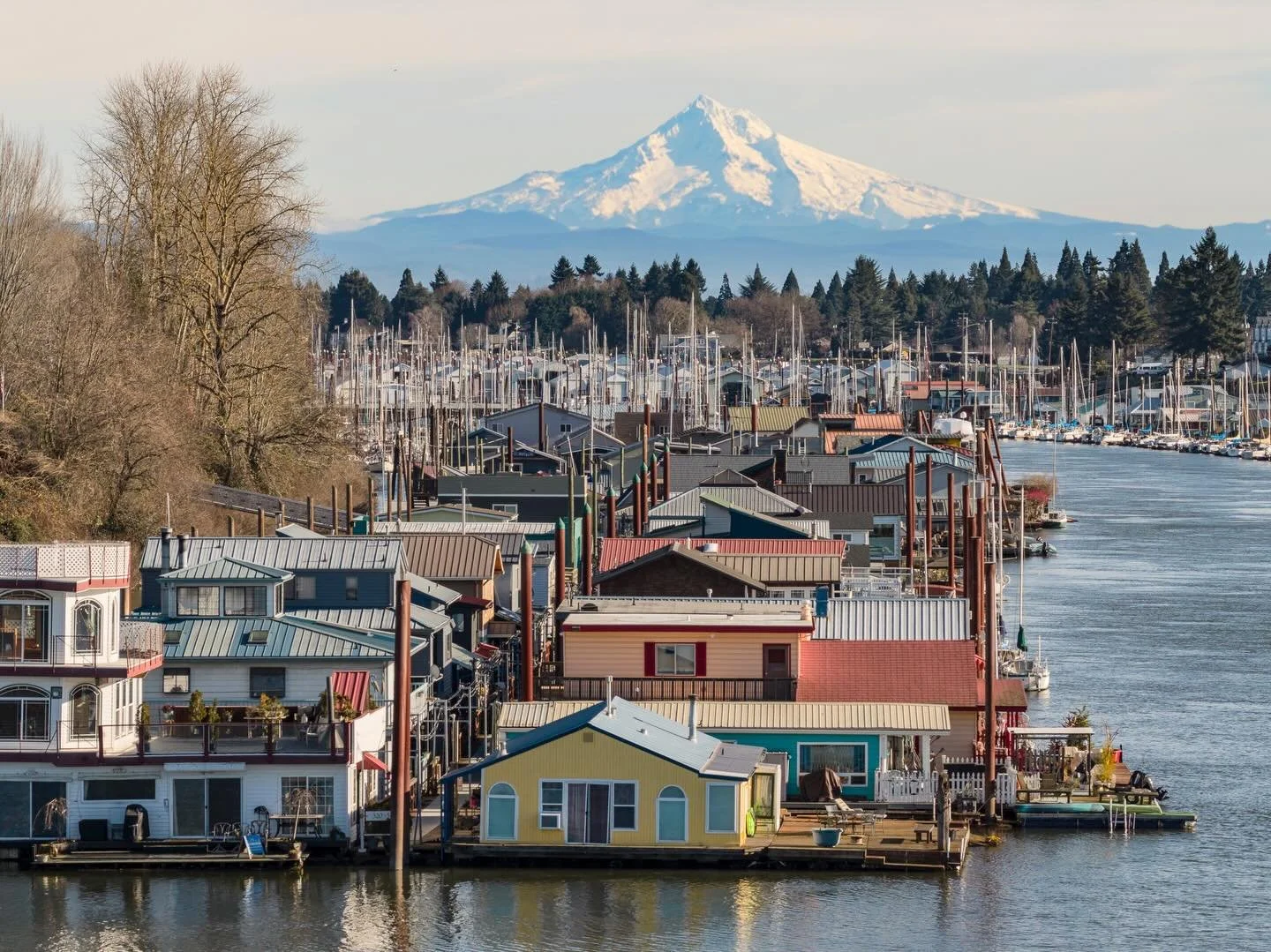 The Tomahawk Island Floating Home Community has a beautiful view of Mt Hood. And one of the floating homes within that community is currently for sale. 

#floatinghome #floatinghomesportland #portlandrealestate #portlandrealestatephotographer #floati