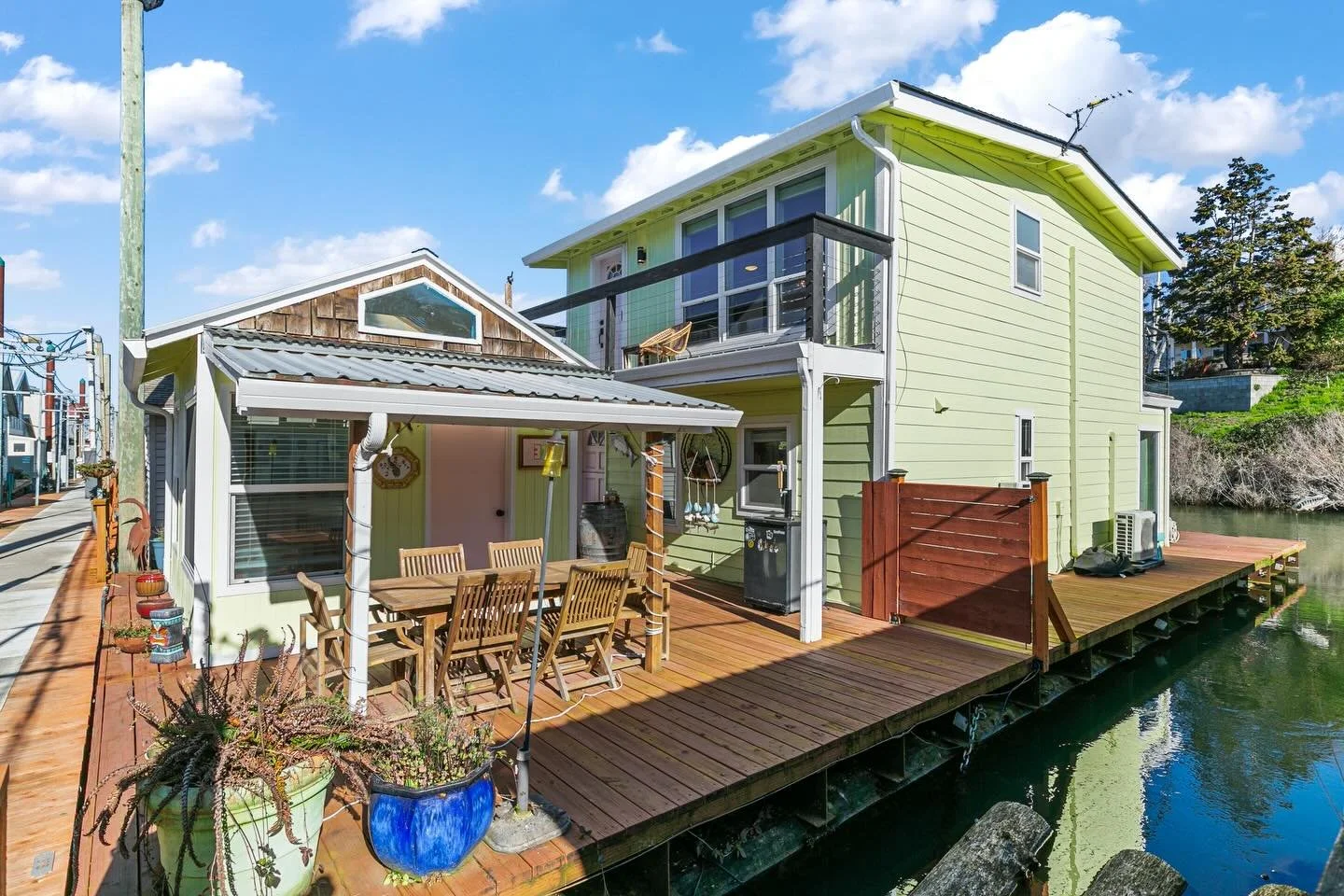 Curious about life on the river?

Come tour this unique property on the Tomahawk Island Floating Home Community.

It&rsquo;s a lifestyle. A vibe. A chance to live every day like you&rsquo;re on vacation.

This spacious floating home with an unbelieva