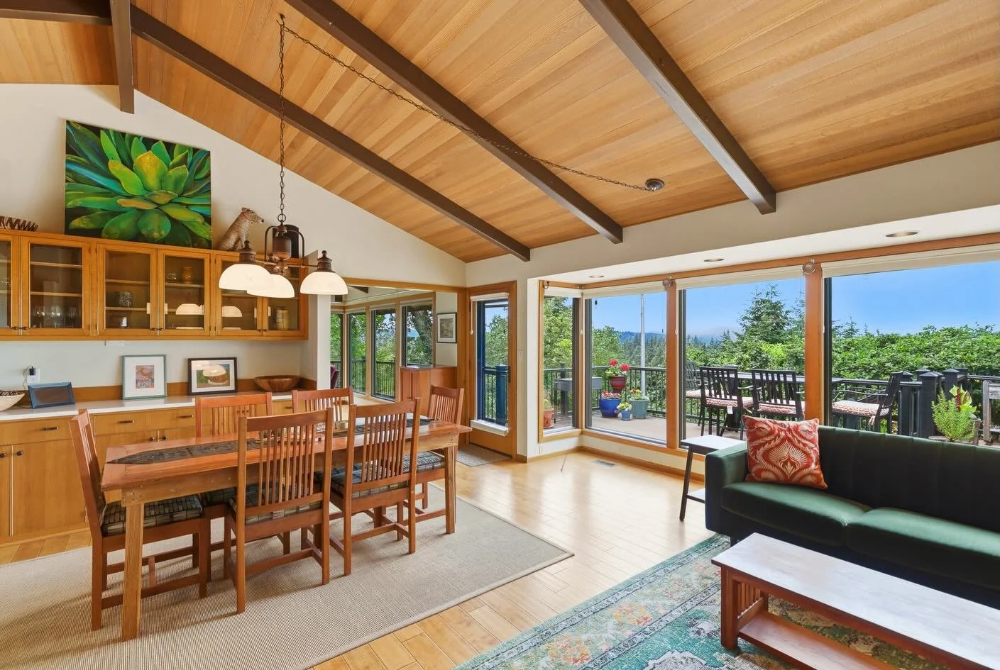 Scenic views. An abundance of natural light. Vaulted ceilings. Large wraparound decks. Ultimate privacy.

This quaint property located in Milwaukie, Oregon is like no other. These are the types of properties that are thrilling to photograph.

#portla