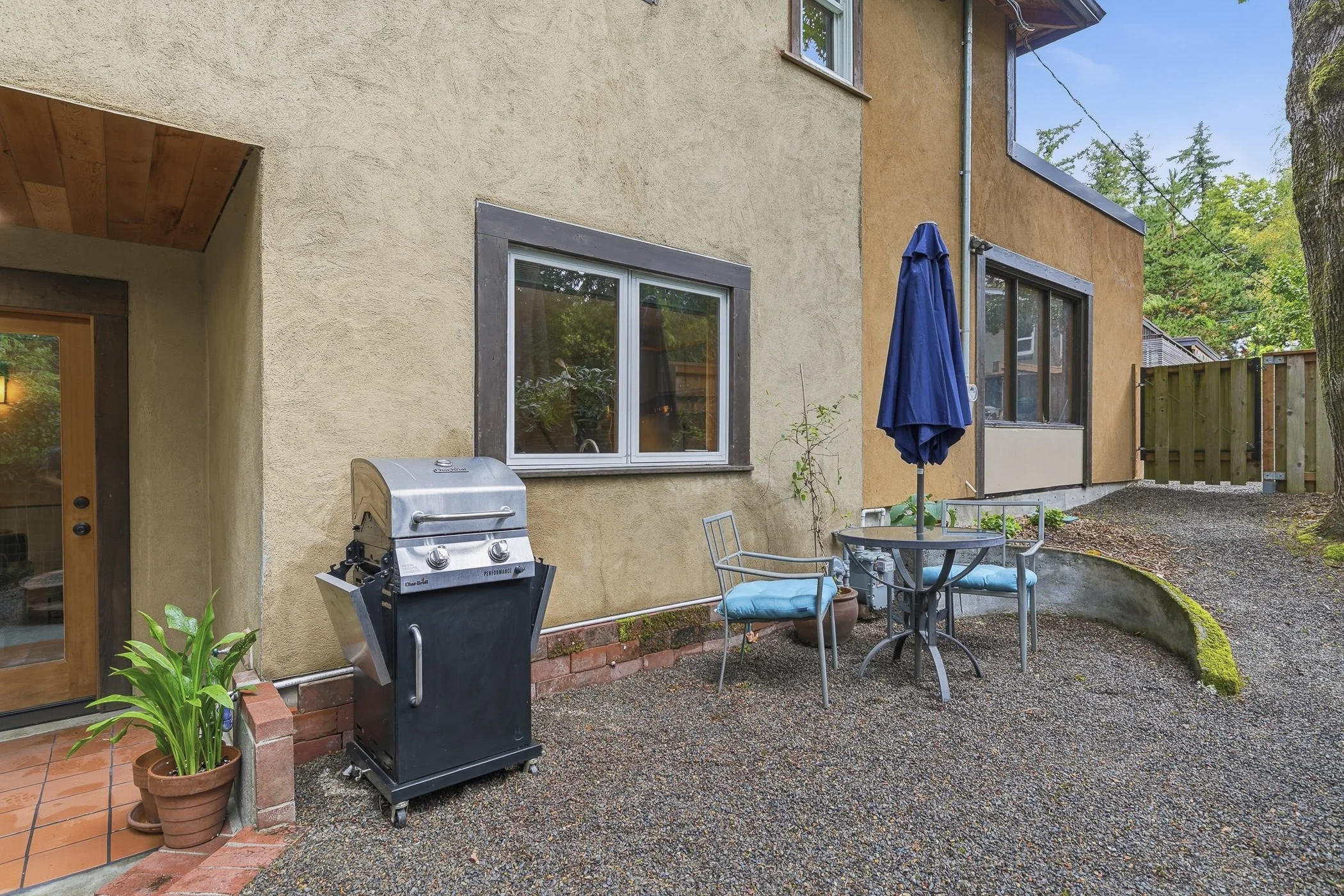 Back yard entertainment area for a Furnished Finder property in SW Portland