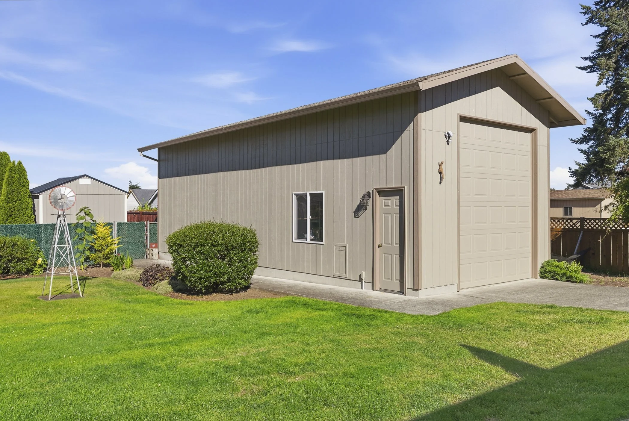 Laerge oversized garage in Columbia City, OR