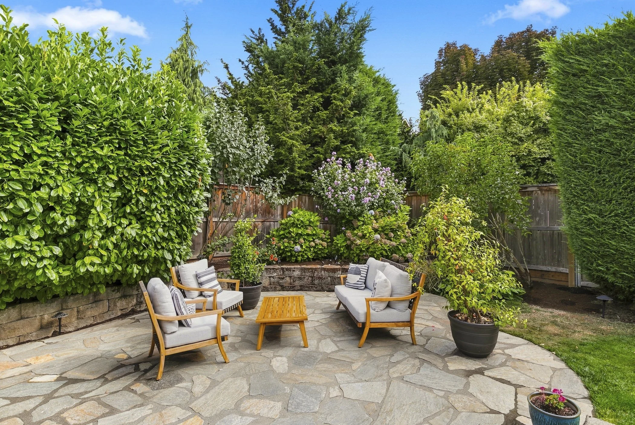 Relaxing backyard setting in Vancouver, WA photographed by Paul Rich Studio