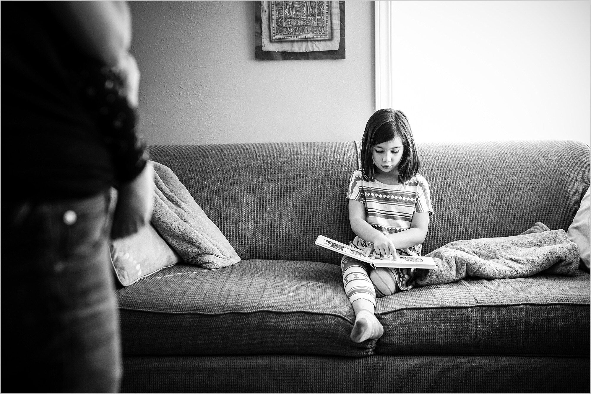 girl-reading-Portland_Oregon_In-Home_family_photographer_hunnicutt_photography_0010.jpg