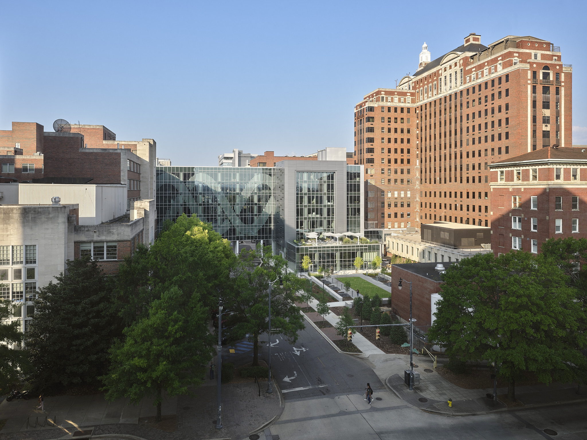 The UAB Genomics project highlights the sophisticated healthcare architecture required for high-stakes research. From the expansive glass curtain walls that flood the collaborative zones with natural light to the highly controlled, technical environm