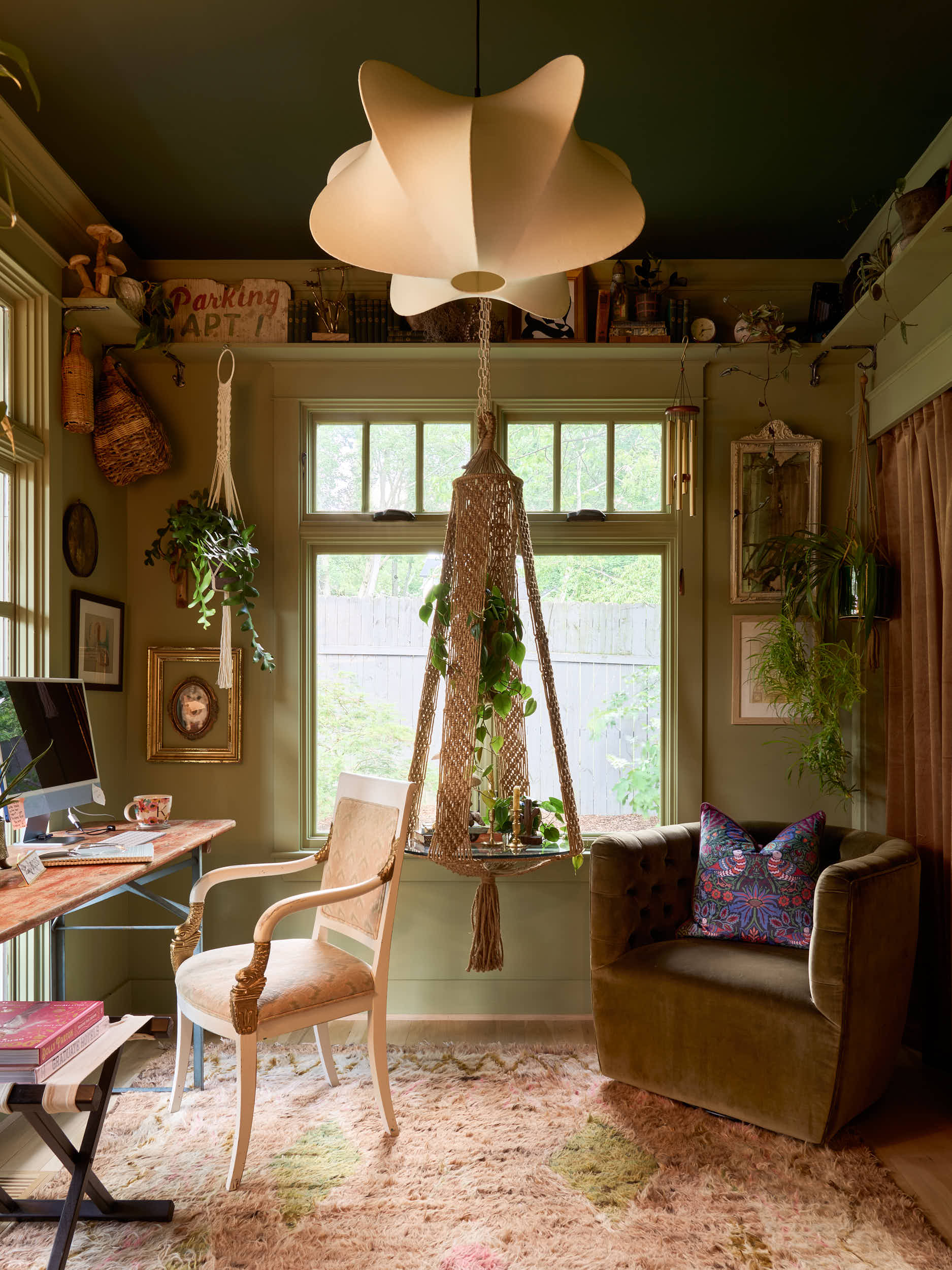 A glimpse into a recent project with renowned Nashville interior design firm, Branan White Interior Design. We had the pleasure of photographing this exclusive, high-end private residence nestled in the heart of Nashville. Every room was meticulously