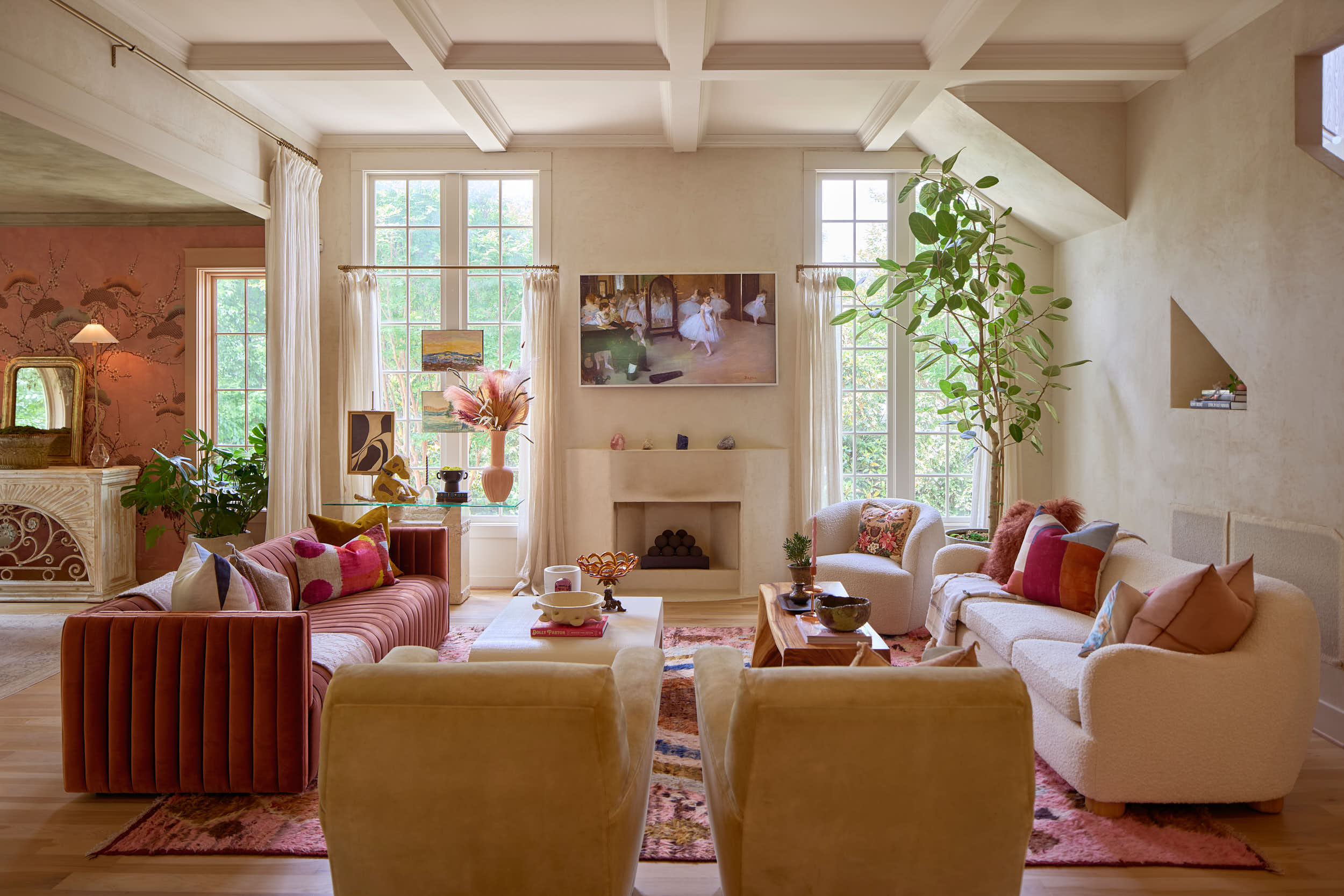 Light, airy, and deeply textured. This living space in a private Nashville celebrity residence perfectly balances grand architectural features with cozy, lived-in luxury. Designed by Branan White, the room utilizes a neutral palette of creams and san