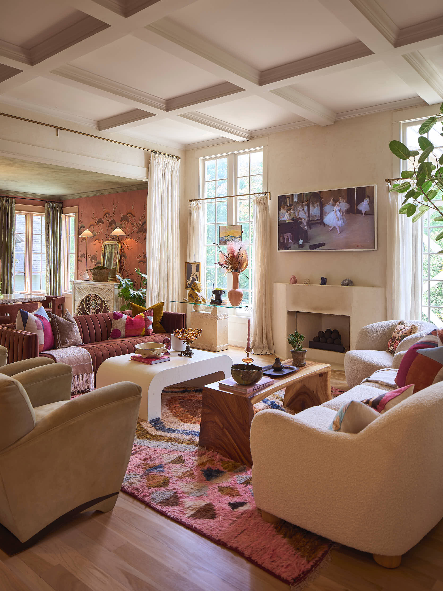 Light, airy, and deeply textured. This living space in a private Nashville celebrity residence perfectly balances grand architectural features with cozy, lived-in luxury. Designed by Branan White, the room utilizes a neutral palette of creams and san