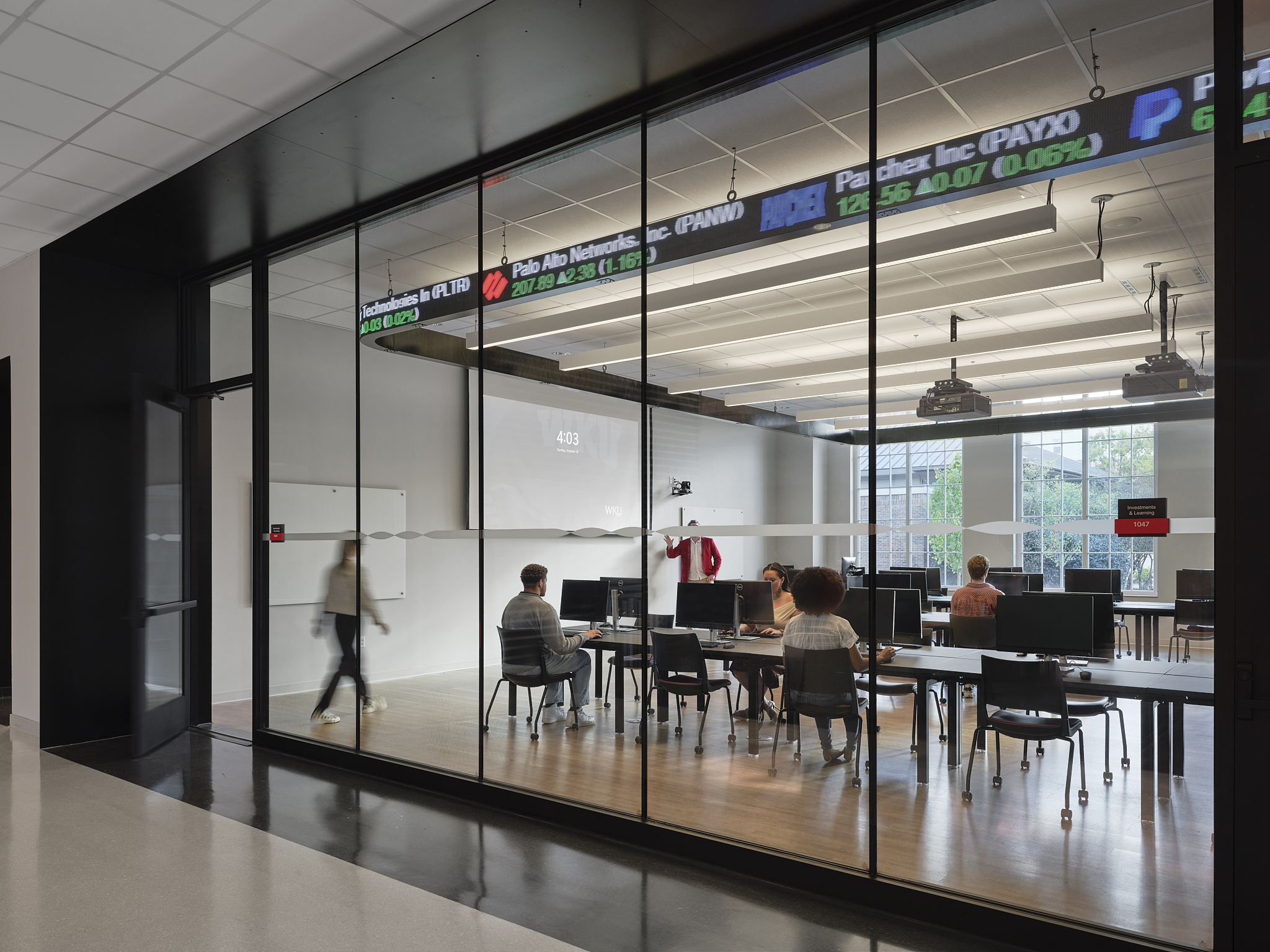 ensler-Western-Kentucky-University-Architectural-McGinn-Photography-interior-classroom-finance-ticker.webp