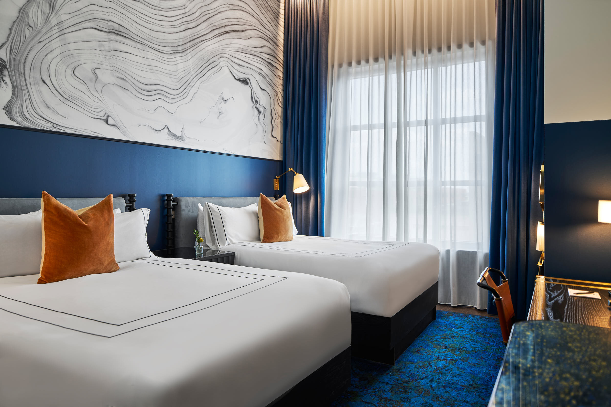 Located in the heart of Nashville’s historic Printer’s Alley, the Dream Nashville (part of the Hyatt Boundless Collection) is a masterclass in adaptive reuse. My architectural photography of this property highlights the contrast between the 1890s Uto