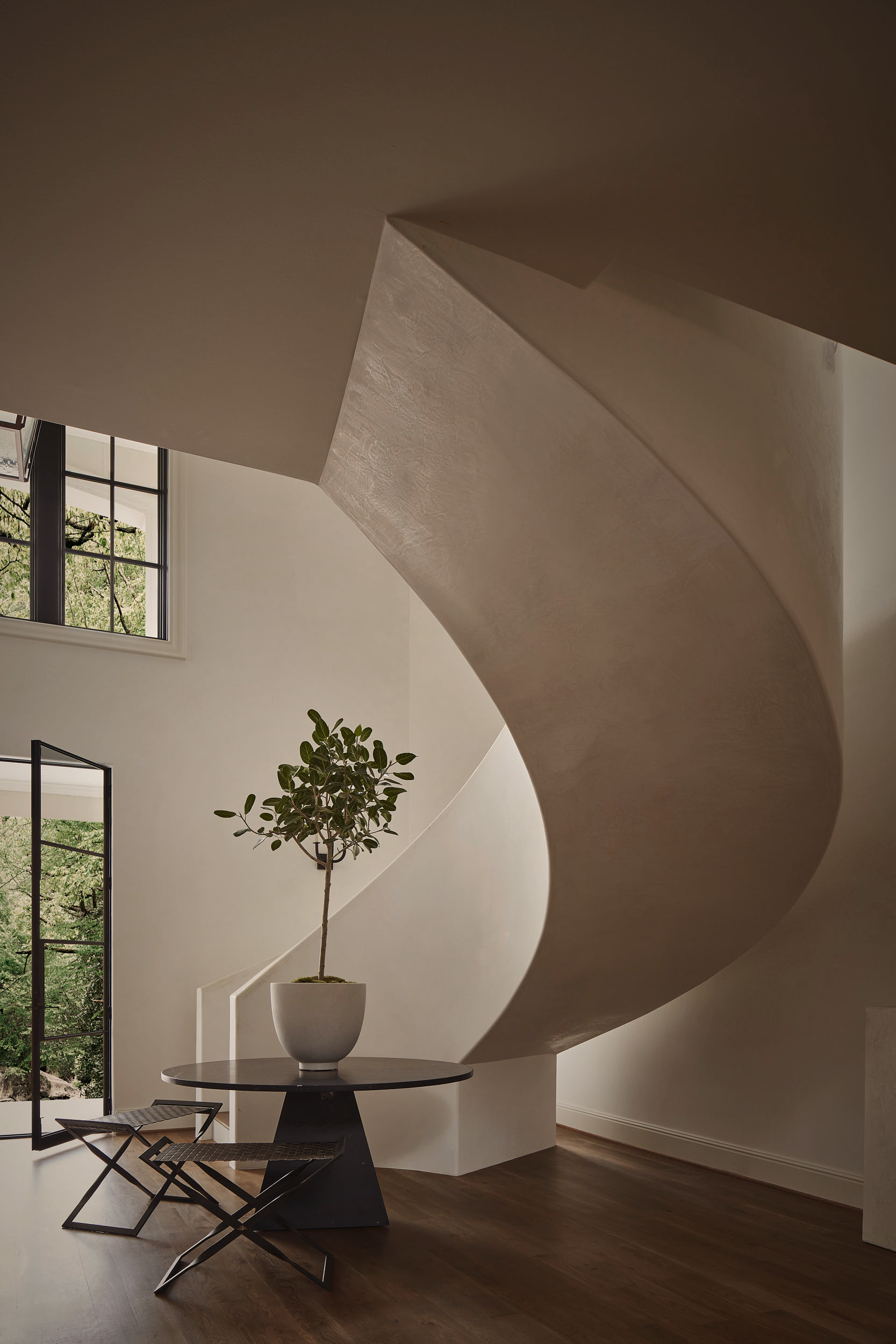 nashville-open-curved-stairs-design-donahoe-Bureau_Interior_Design.webp