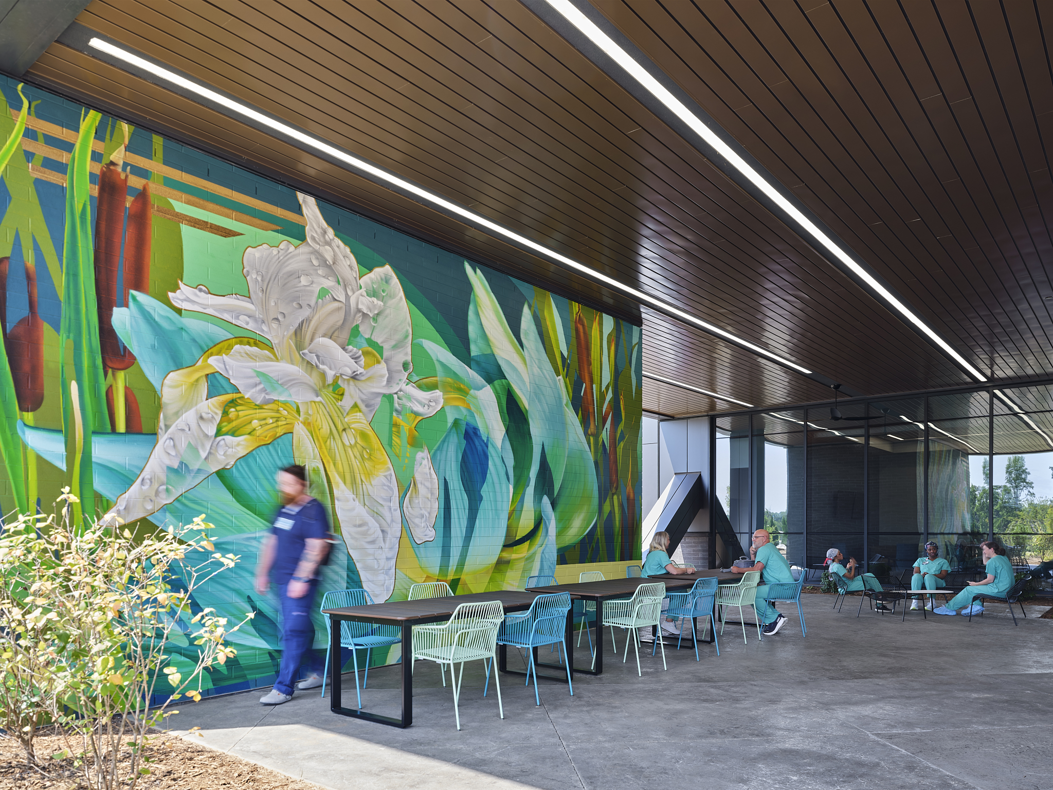 Lake Norman Hospital outside dinning nurses eating and mural wall, featuring evidence based design and cutting edge technology. The Hospital is designed by NBBJ Architects and captured by architectural photographer, Nick McGinn of McGinn Photography