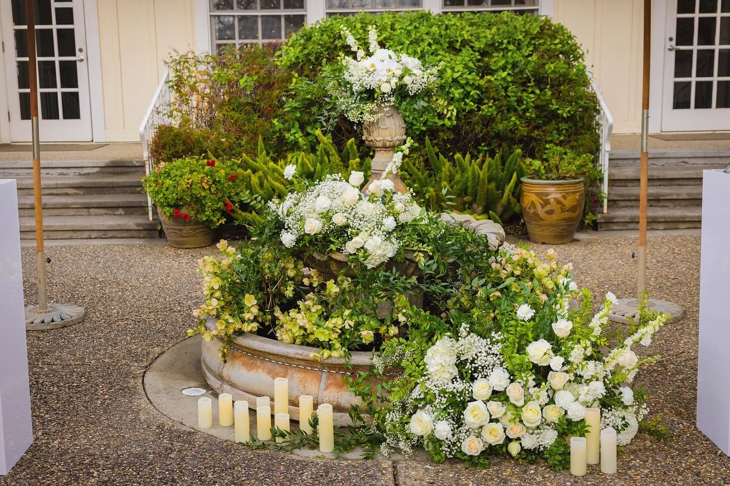 🌿 Delicate snowy-white flowers, natural greenery, an elegant atmosphere, and genuine smiles from the newlyweds - everything around reminded us that true love works wonders!

🫶🏻 And the Flowers Valley team is incredibly happy to contribute to creat