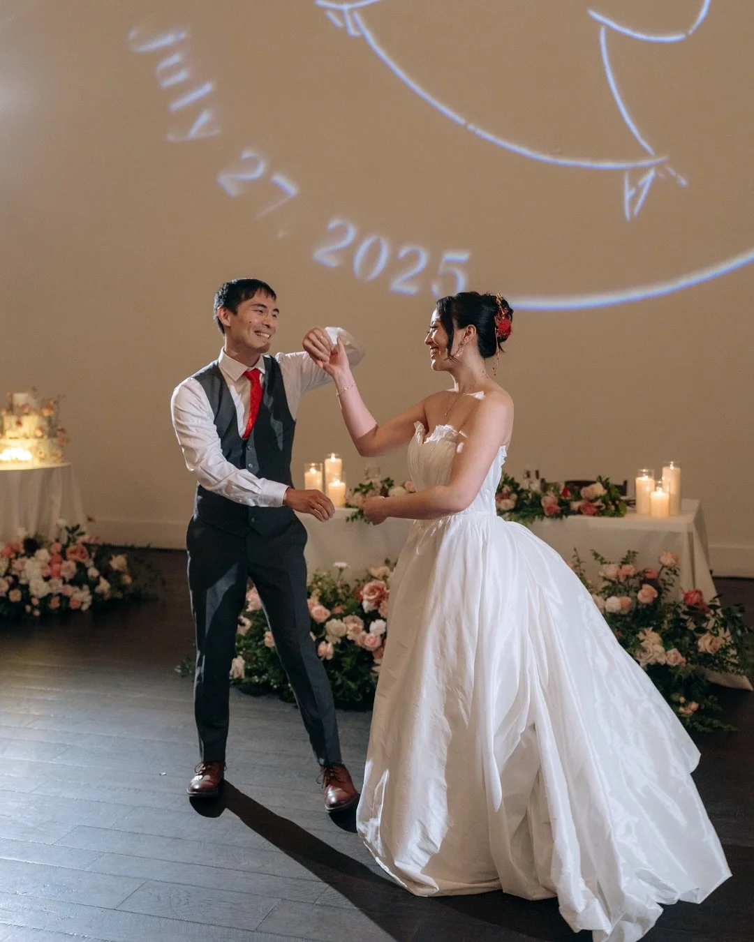 Wedding floral d&eacute;cor is a story we tell with flowers 🌹

From the first steps into the reception hall to the moment the couple cuts the cake &mdash; it&rsquo;s important to create harmony in every space.

Flowers around the cake, on the tables