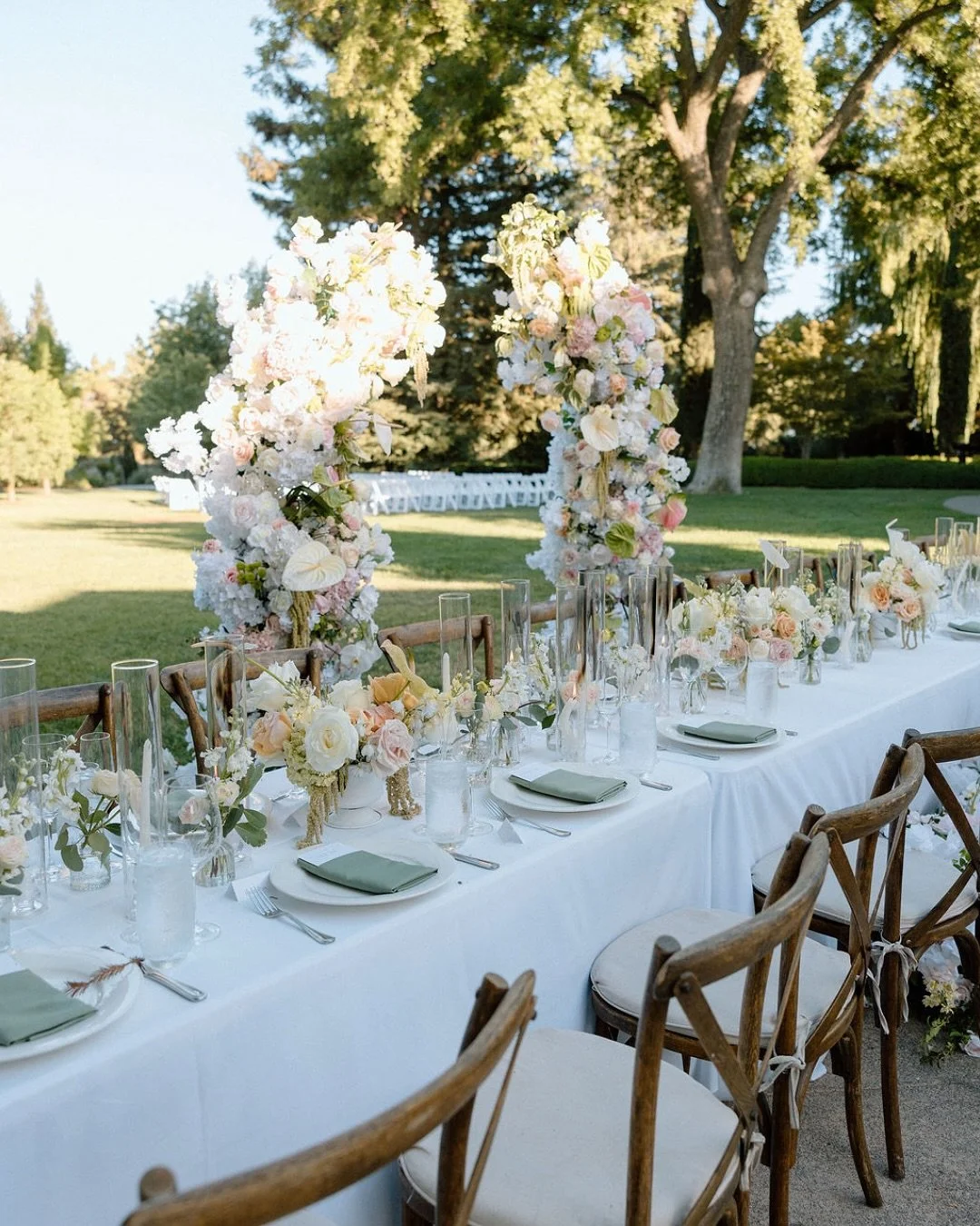 Outdoor weddings always win with contrast: the soft glow of candles, natural flower tones, and the sky as the main decor!
Pro tip: add flowers with movement — branches, grasses, and delicate accents that sway with the breeze.
 This creates a &