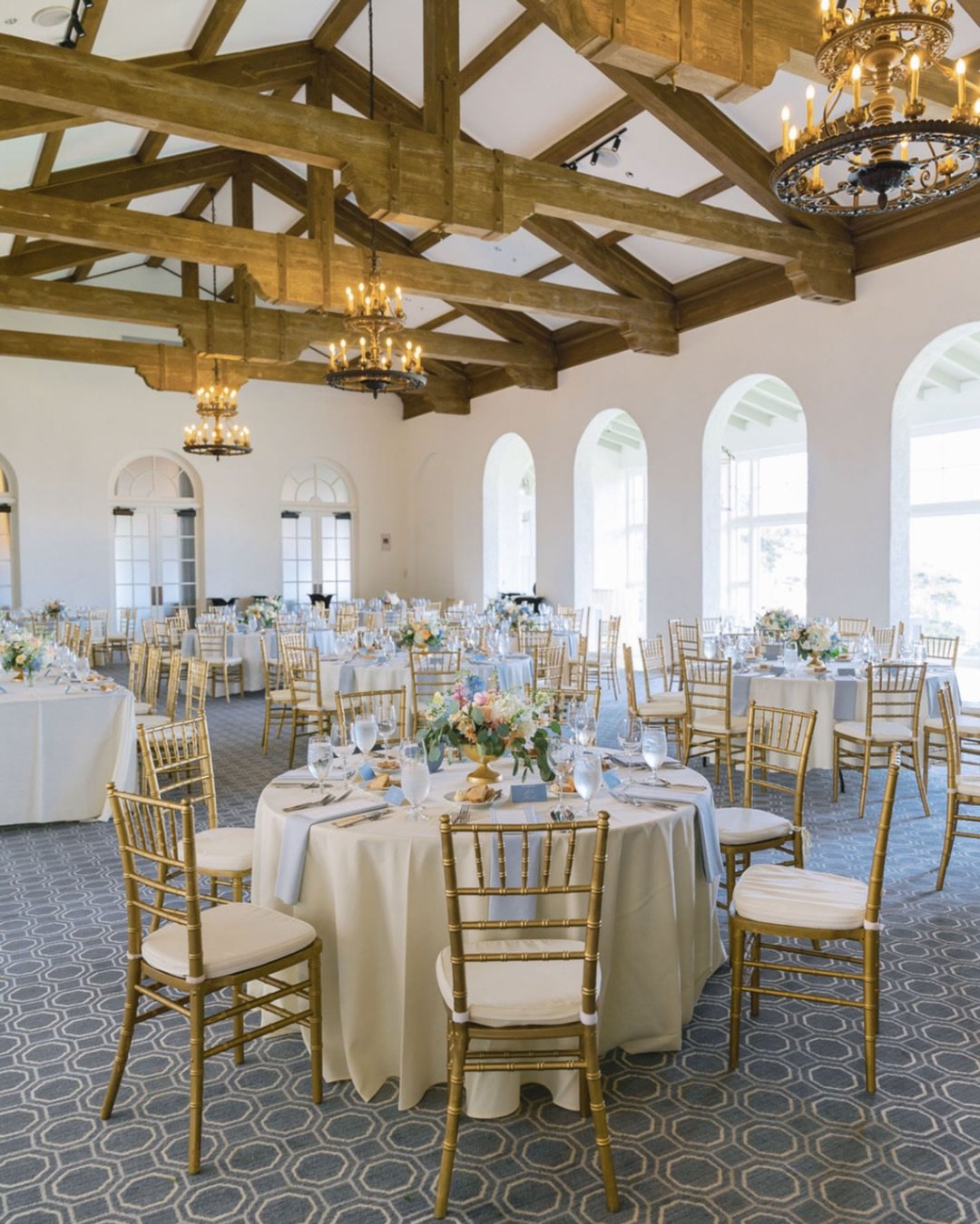 💫 Atmosphere doesn&rsquo;t happen by chance. It is built through decisions: from the bridal bouquet to the scale of the reception design.

When every element enhances the other, the space starts to &ldquo;breathe.&rdquo;

Venue: @theolympicclub 
Pla