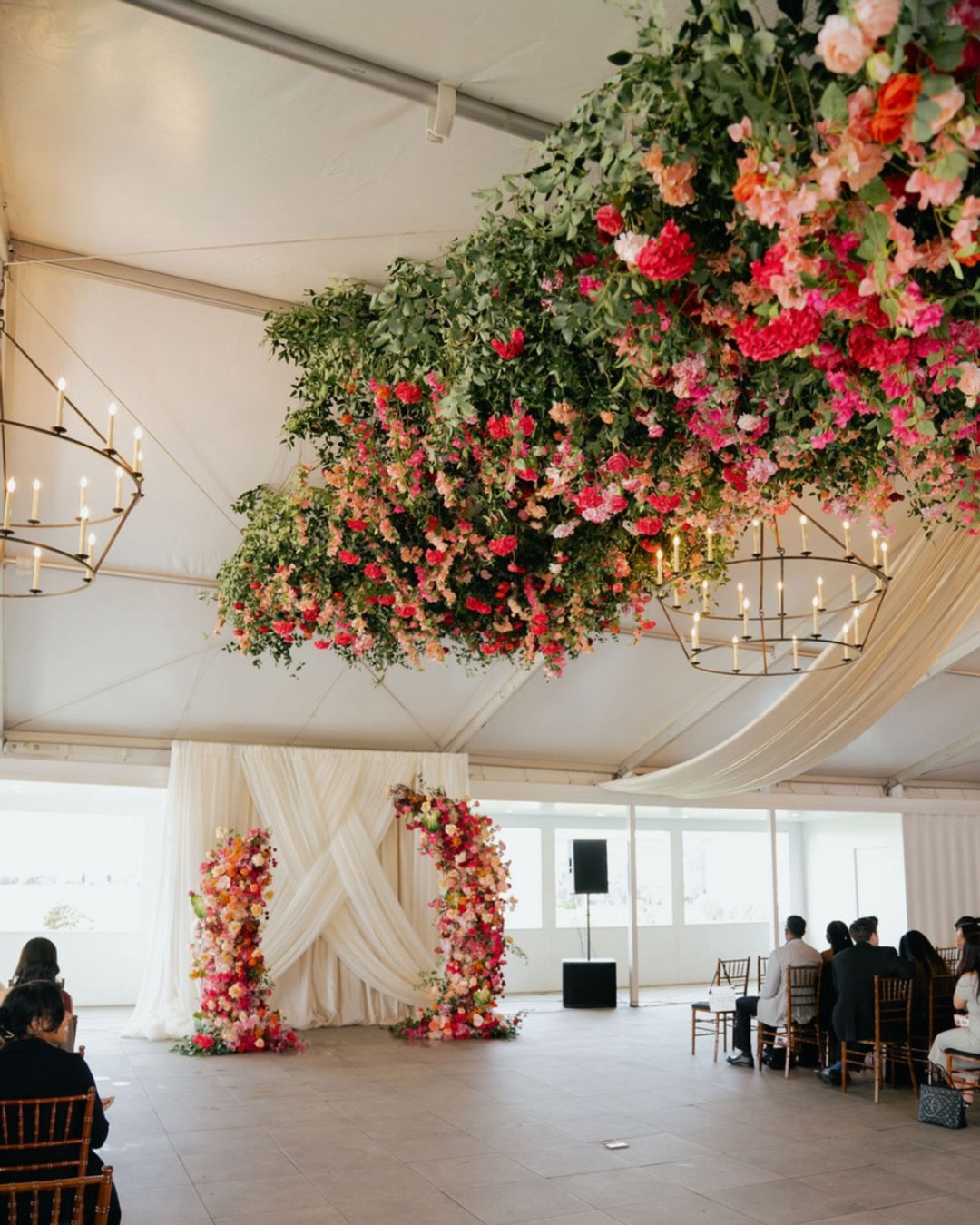 🌺 Not just bright florals &mdash; a complete visual experience. Balance, texture, depth, and scale transformed the entire space into something unforgettable.

Would you go for a statement floral palette like this?

Planner: @agordonevent 
Venue: @sk