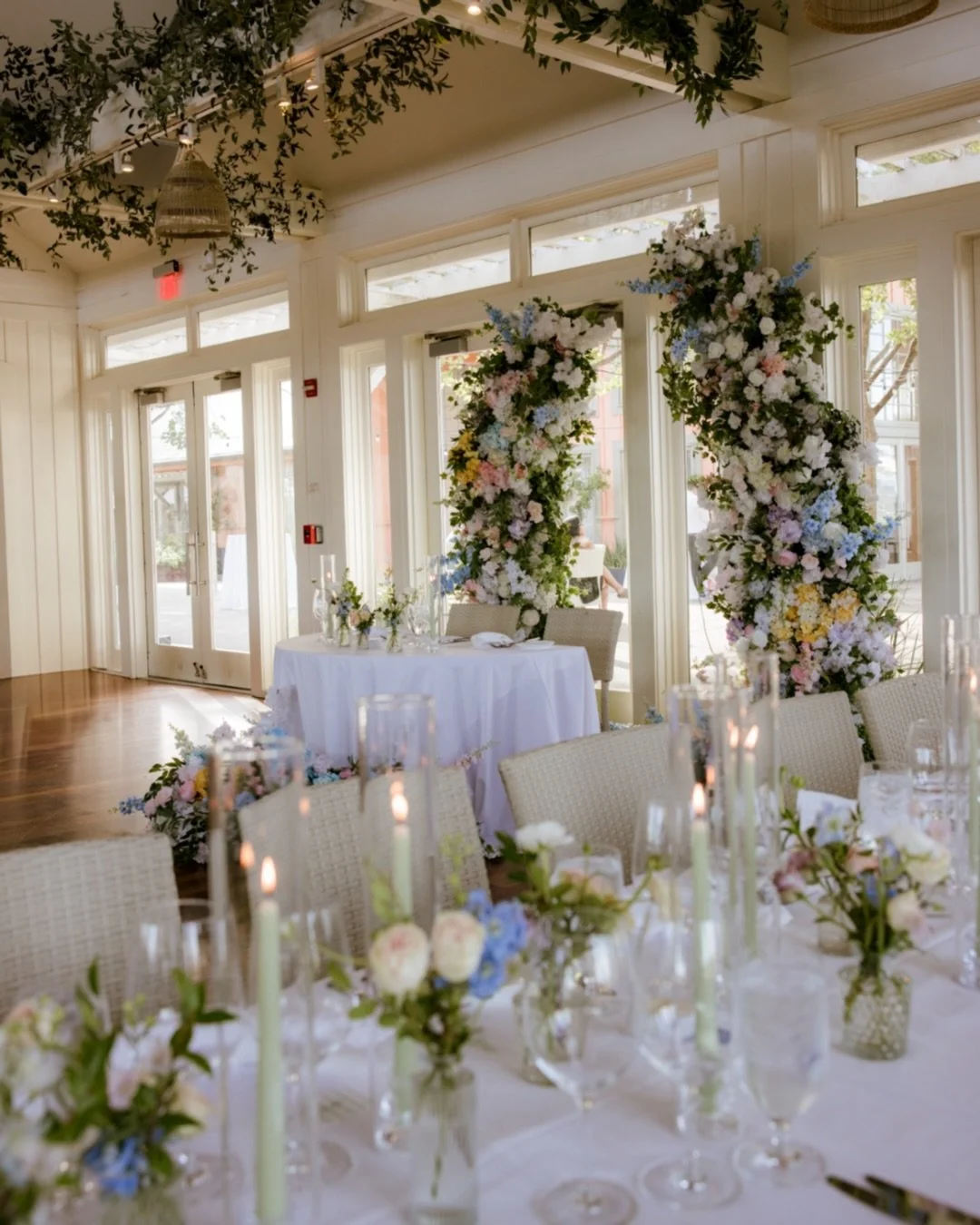 Not every space needs bold colors to make an impression.

Sometimes, the right palette, thoughtfully designed compositions, and carefully considered details are all it takes to create an atmosphere that feels effortless, refined, and timeless.

We wo