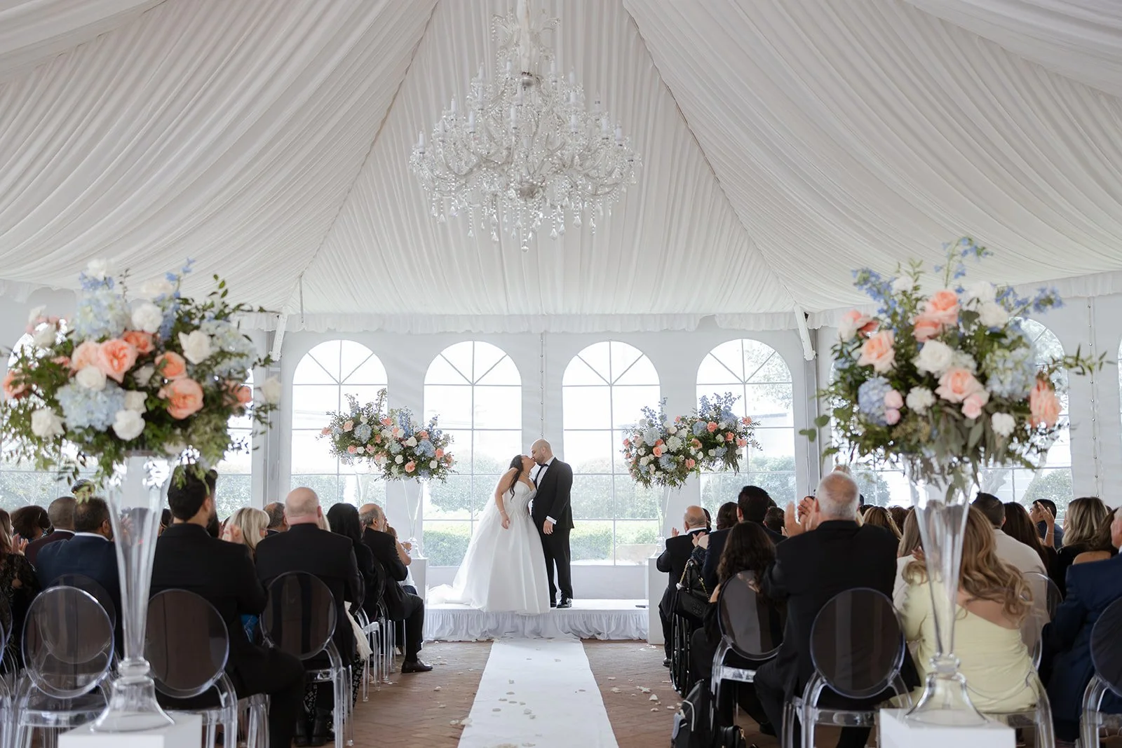 Classic Wedding at The Ritz-Carlton San Francisco | White, Green, Light Blue & Peach Florals
A sophisticated celebration at The Ritz-Carlton San Francisco featuring timeless white and green florals accented with soft light blue and peach tones. Elega