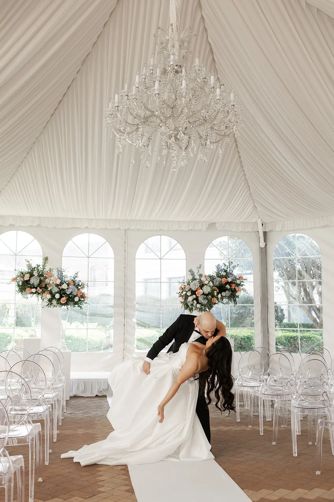Classic Wedding at The Ritz-Carlton San Francisco | White, Green, Light Blue & Peach Florals
A sophisticated celebration at The Ritz-Carlton San Francisco featuring timeless white and green florals accented with soft light blue and peach tones. Elega