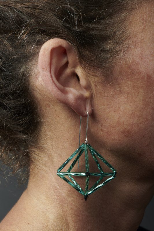 MatrixEarringTwistedGreen10strand800x600.jpeg
