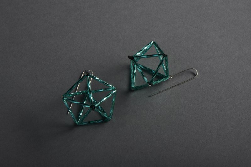 MatrixEarringsTwistedGreen10strand800x600.jpeg