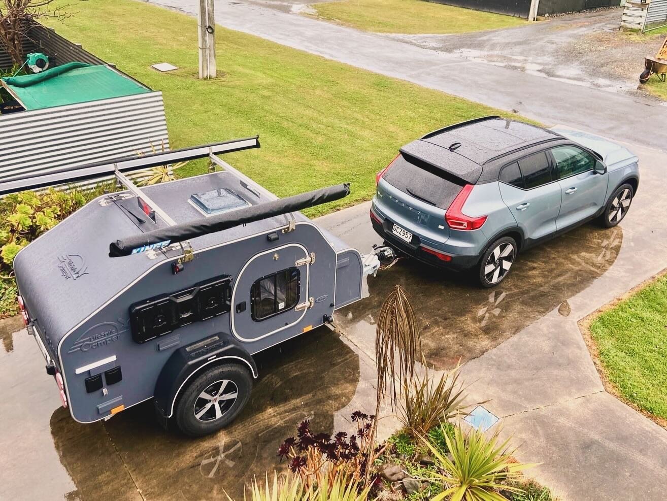 Expanding the #volvoxc40recharge experience with our lifestyle EV Stealth towbar - completely concealed when not in use, no bumper cut out, interchangeable hitch and tow mounts❤️🌎
.
.
.
.
#evstealth #evstealthsolutions #evtowing #evtowbars #sustaina