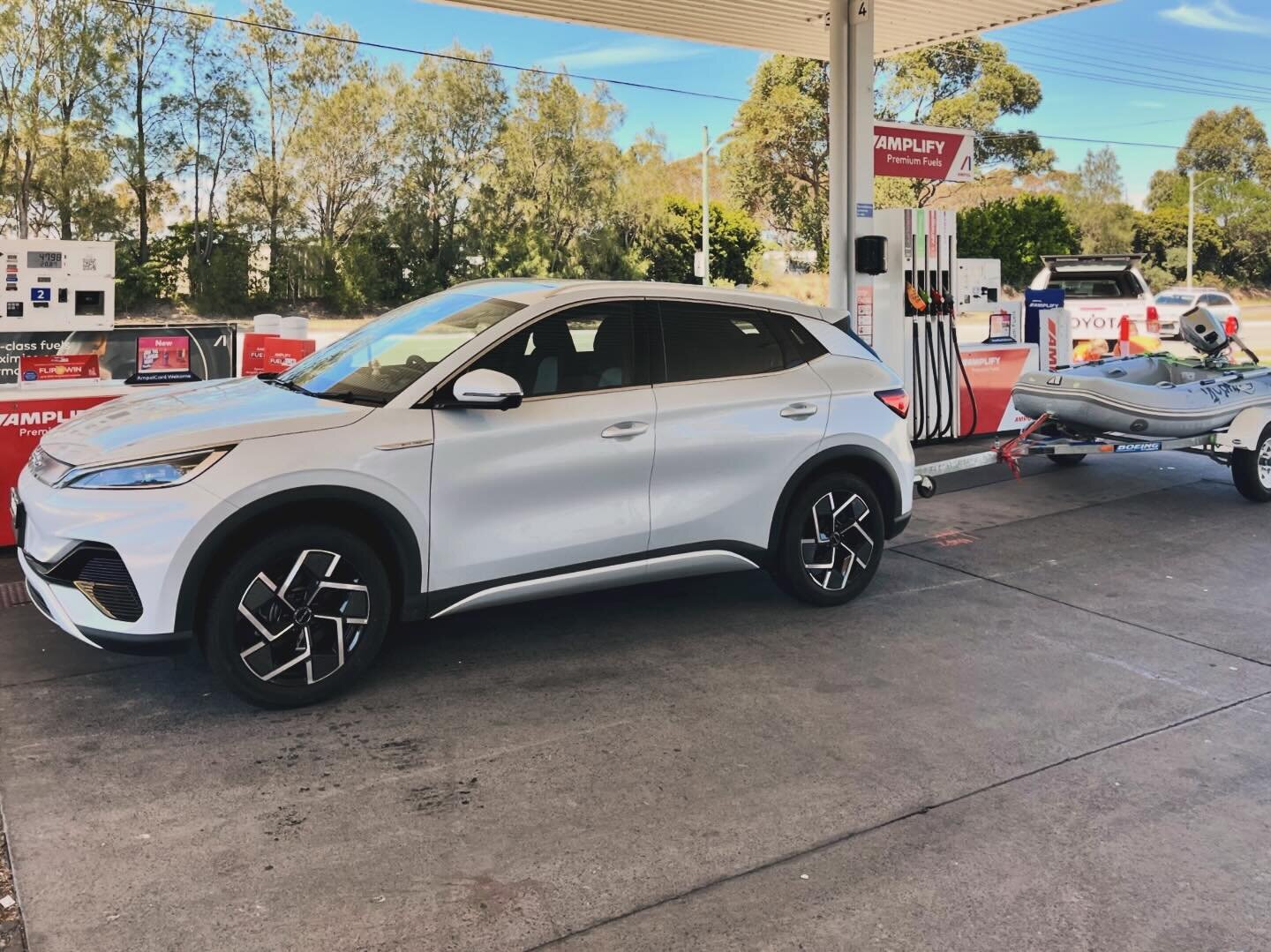 Juxtaposition 😊 
The #bydatto3 #evtowing experience with our Stealth towbar. Expand your EV experience! 
.
.
.
.
.
#evstealthsolutions #evtowing #evtowbars #juxtaposition #sustainabletransport #emobility #evstealth #electriccarsaustralia #electricve