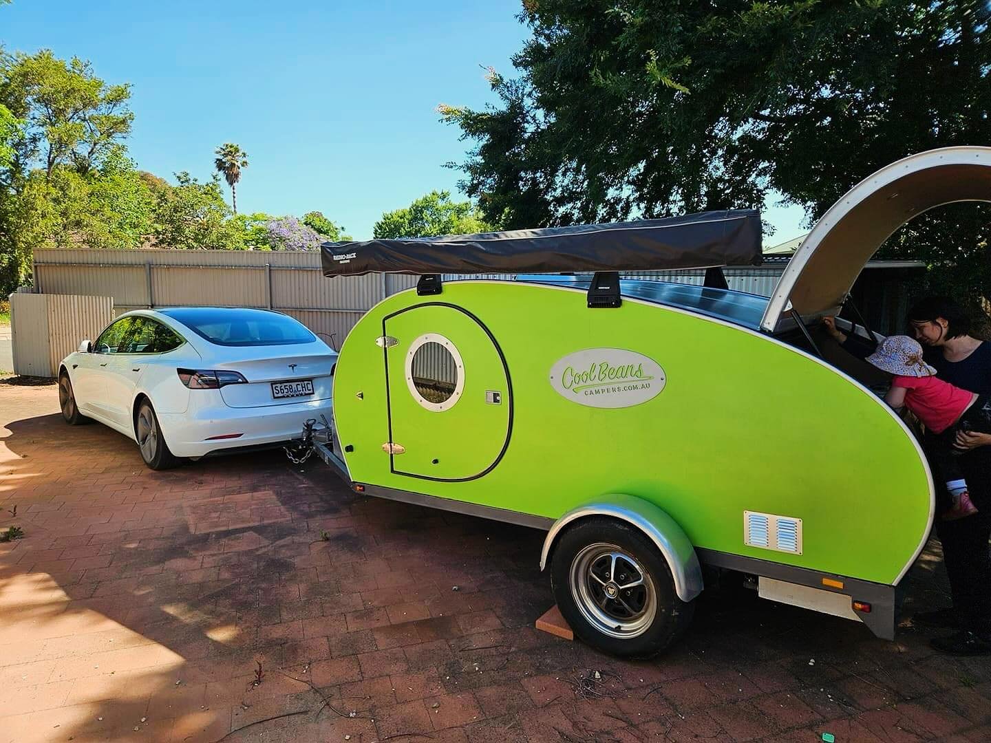Summer is just around the corner! Love seeing the different accessories our customers are using with their EVs. Here&rsquo;s a #teslamodel3 with a @coolbeanscampers 
.
.
.
.
#evstealth #evstealthsolutions #evtowing #evtowbars #sustainabletransport #e