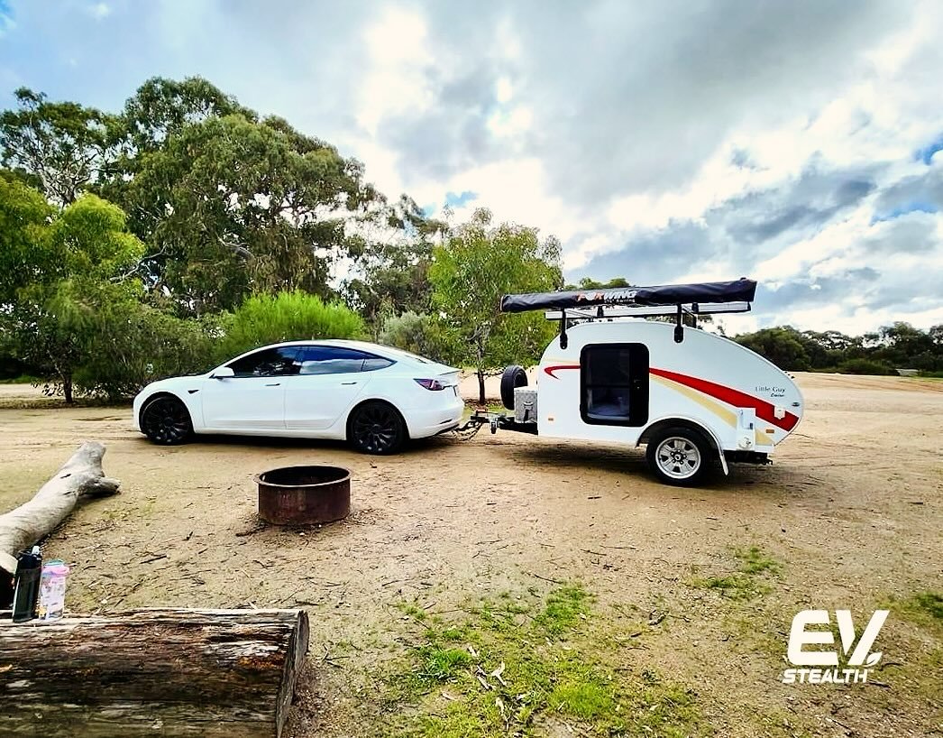 The holidays are upon us&hellip; but some of us have already started! Here&rsquo;s a #teslamodel3 with a @littleguyaust camper trailer.
.
.
.
.
#evstealth #evstealthsolutions #evtowing #evtowbars #sustainabletransport #emobility #electriccarsaustrali