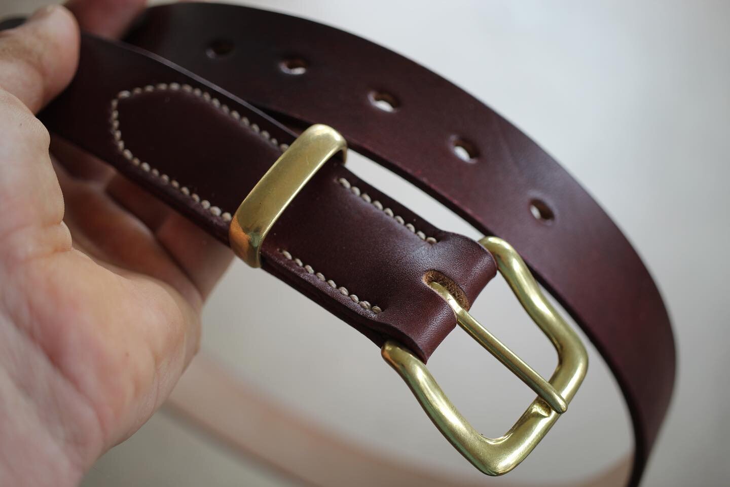 Hand stitched with a hand rolled barbours linen thread&hellip;
.
1 1/4&rdquo; belt in @bakerstannerycolyton oxblood bridle butt.
.
As always, made to measure, made to order.
.
.

#belts #bridleleather #leathercraft #jamesbyoung #alicesprings #central