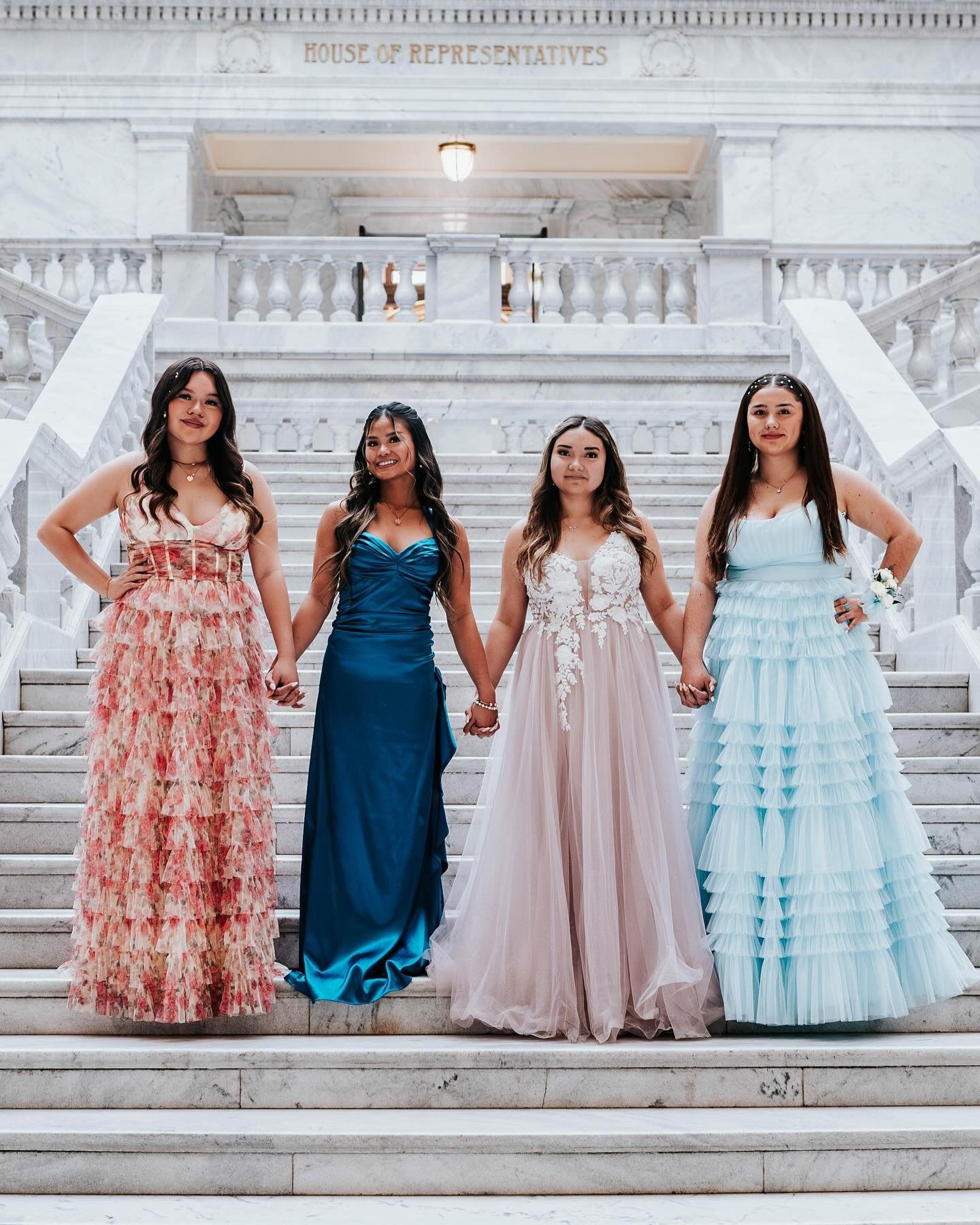 prom with thee girlies 🤍✨🪩🥂
&bull;
&bull;
these beautiful girls were sooo much fun. we never stopped laughing &amp; had thee best time. shoots like this make me realize why i love what u do. 📸🤩

#utahphotographer #utahvideographer #highschooldan