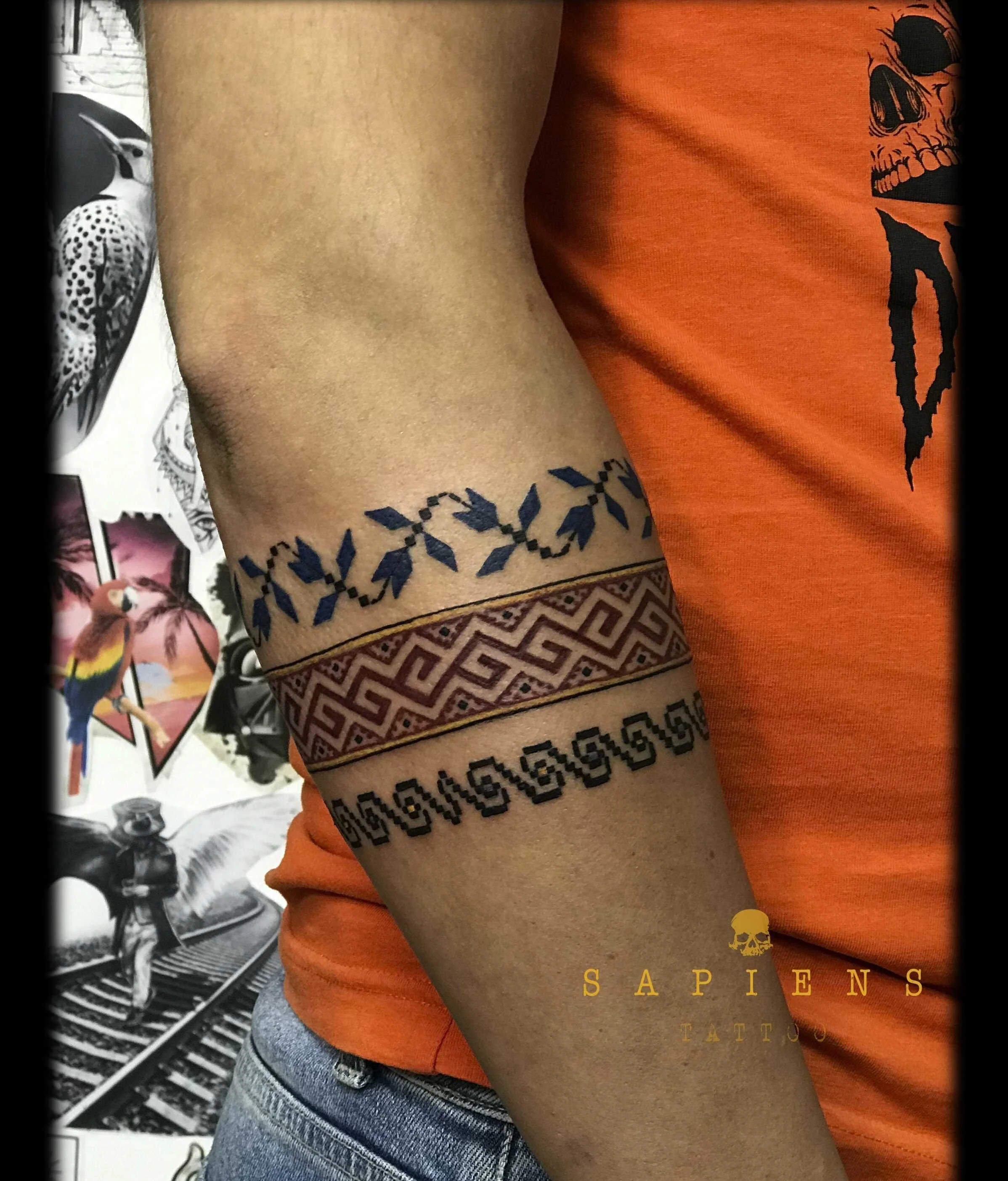 tatuaj bratara cu motive traditionale si tus rosu