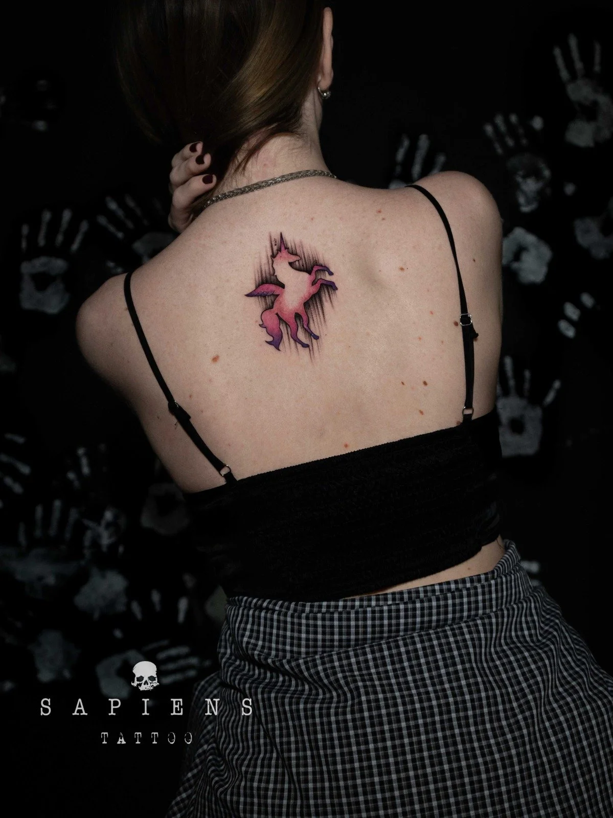 tatuaj pe spate intre omoplati cu un unicor cu tus roz