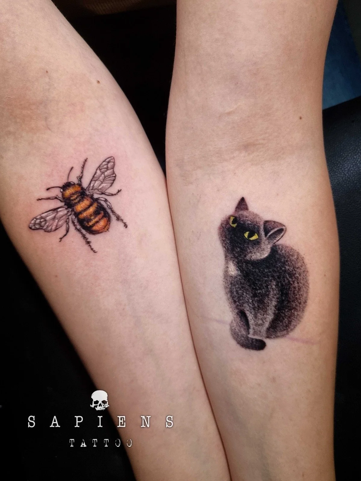 tatuaj pe antebrat interior cu o pisica si o albina