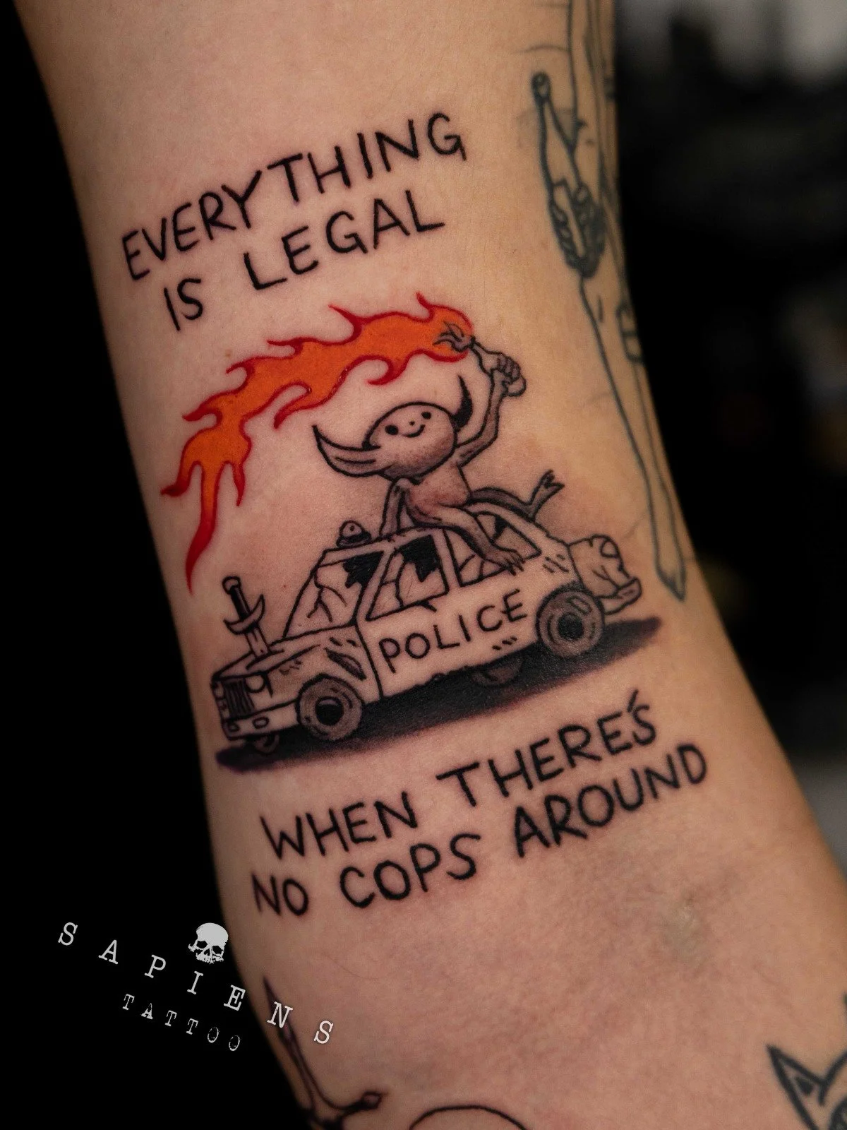 tatuaj amuzant pe brat