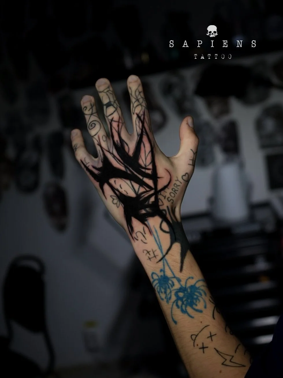 tatuaj pe pumn si degete in stil abstract cu tus negru