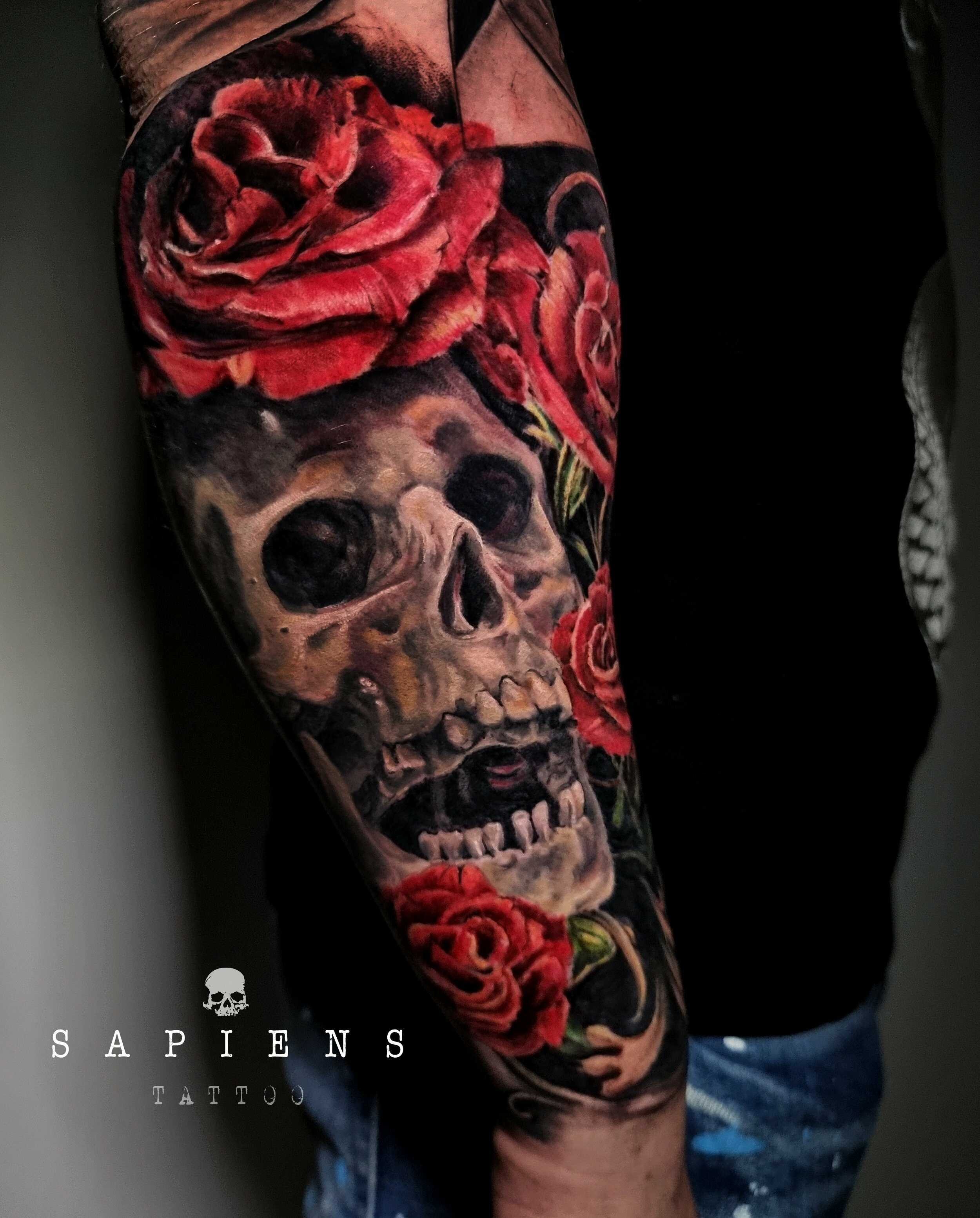 pret sedinta de tatuat pentru un tatuaj pe brat cu craniu si trandafiri color