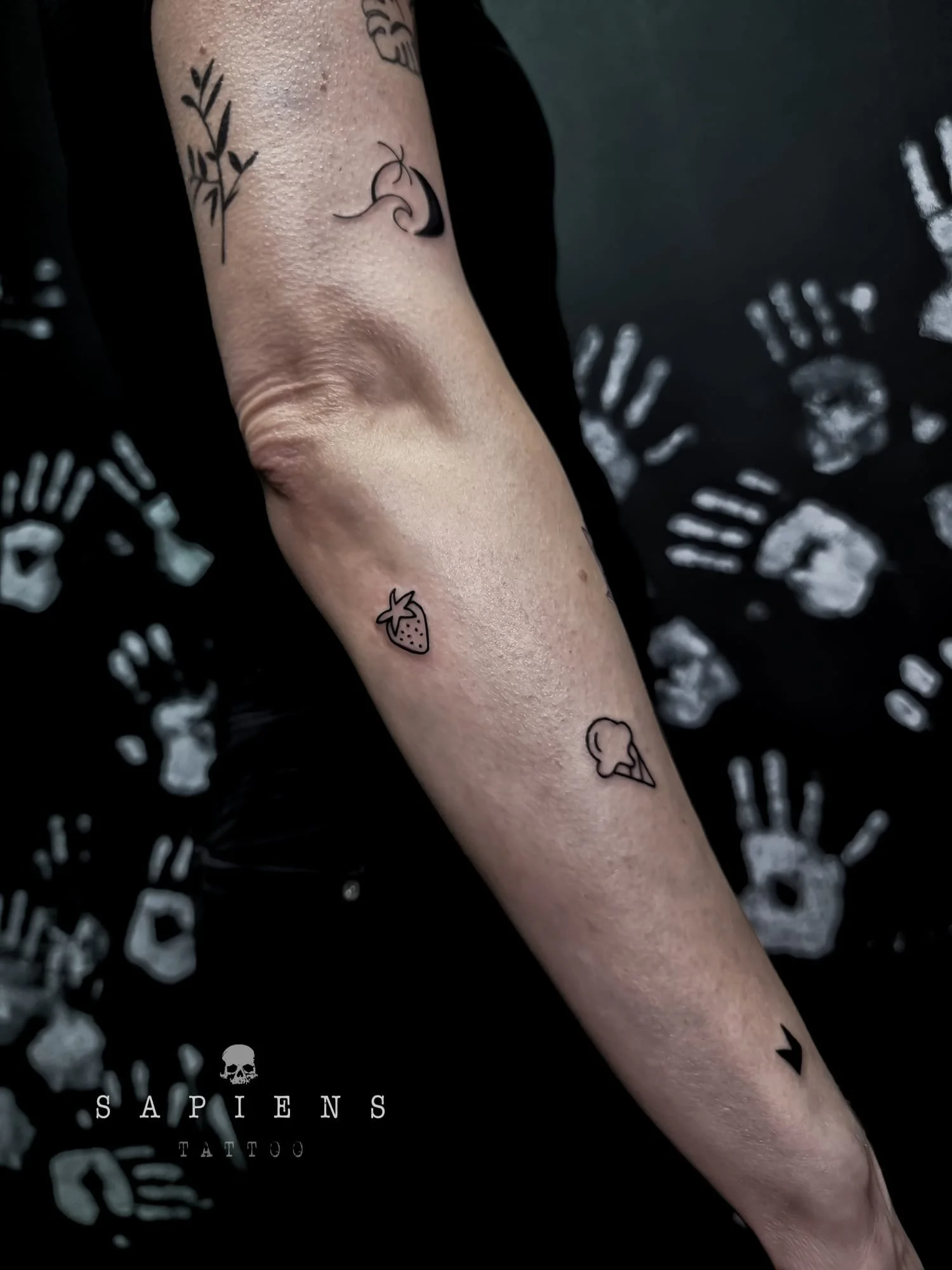 tatuaje flash mici realizate pe brat in cadrul salonului de tatuaje sapiens tattoo