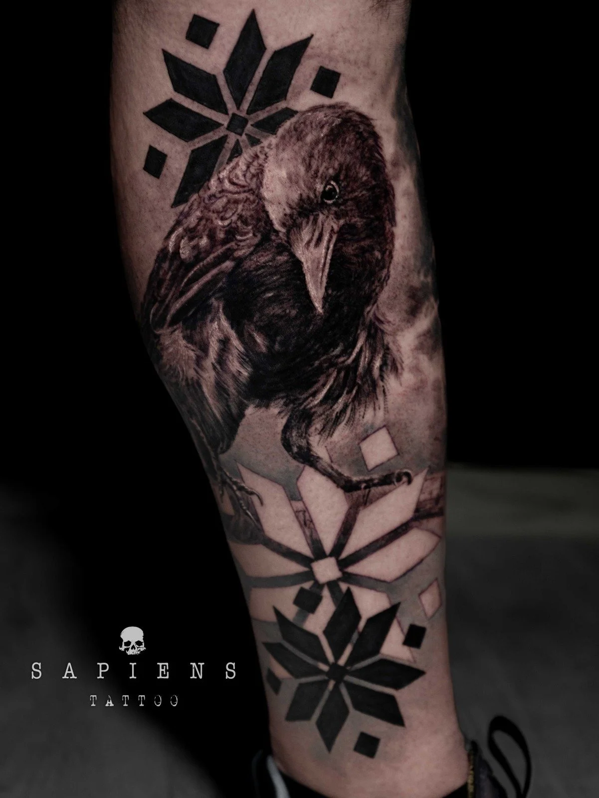 tatuaj pe gamba piciorului lateral cu un corb realistic black and gray