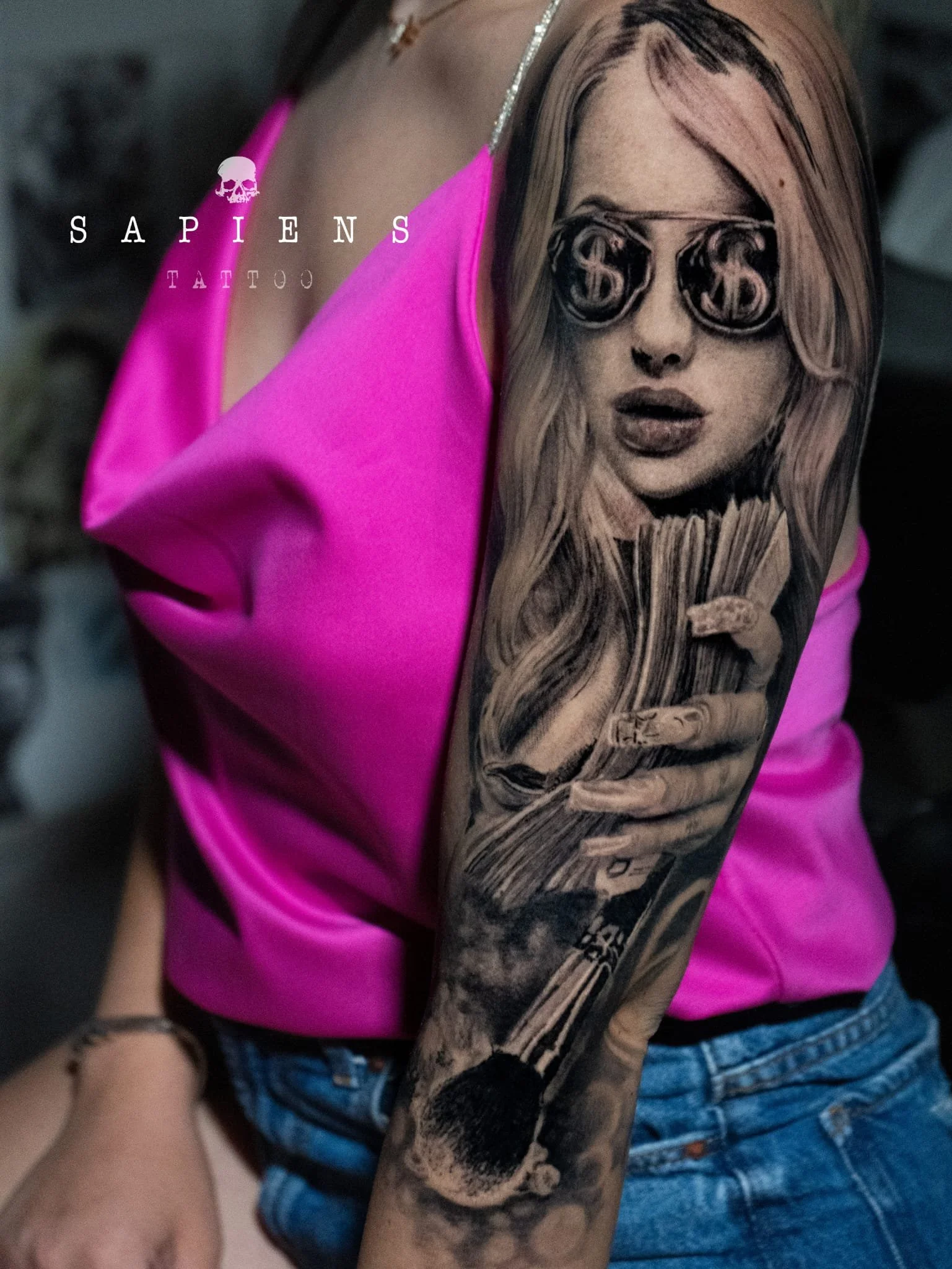 tatuaj full sleeve pentru femei in stil black and gray