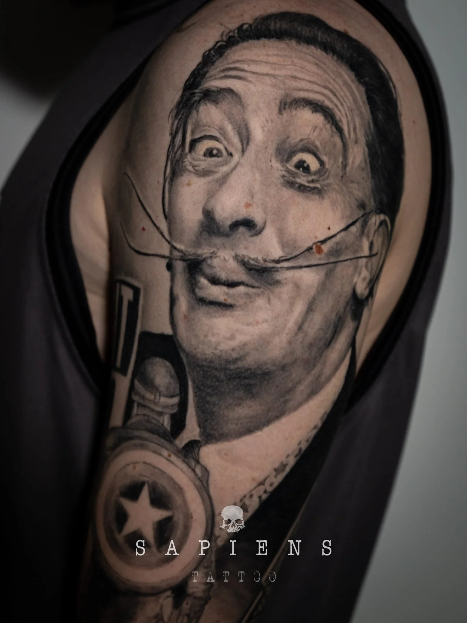 tatuaj pe brat cu salvador dali in stil black and gray