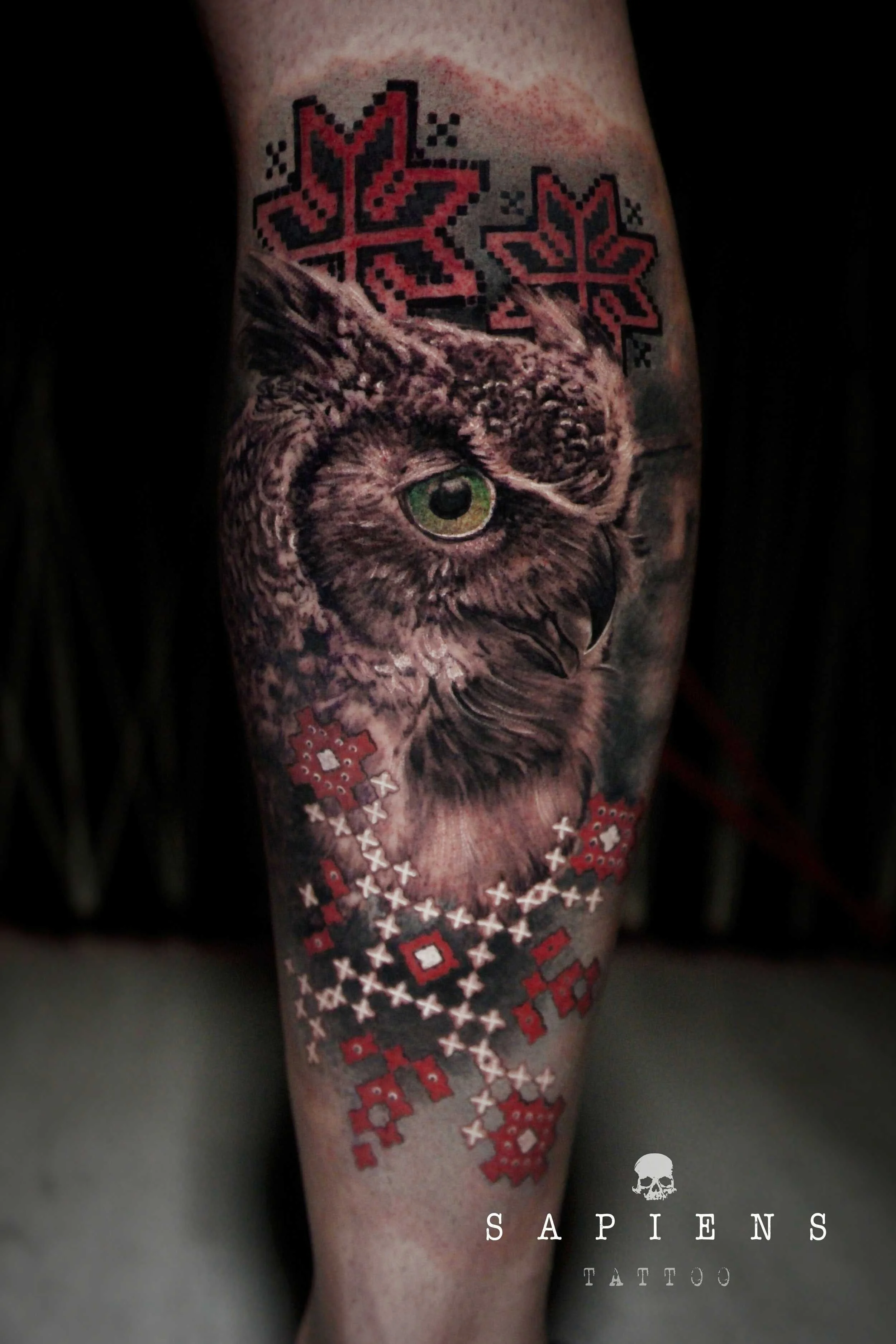 tatuaj pe gamba cu o bufnita