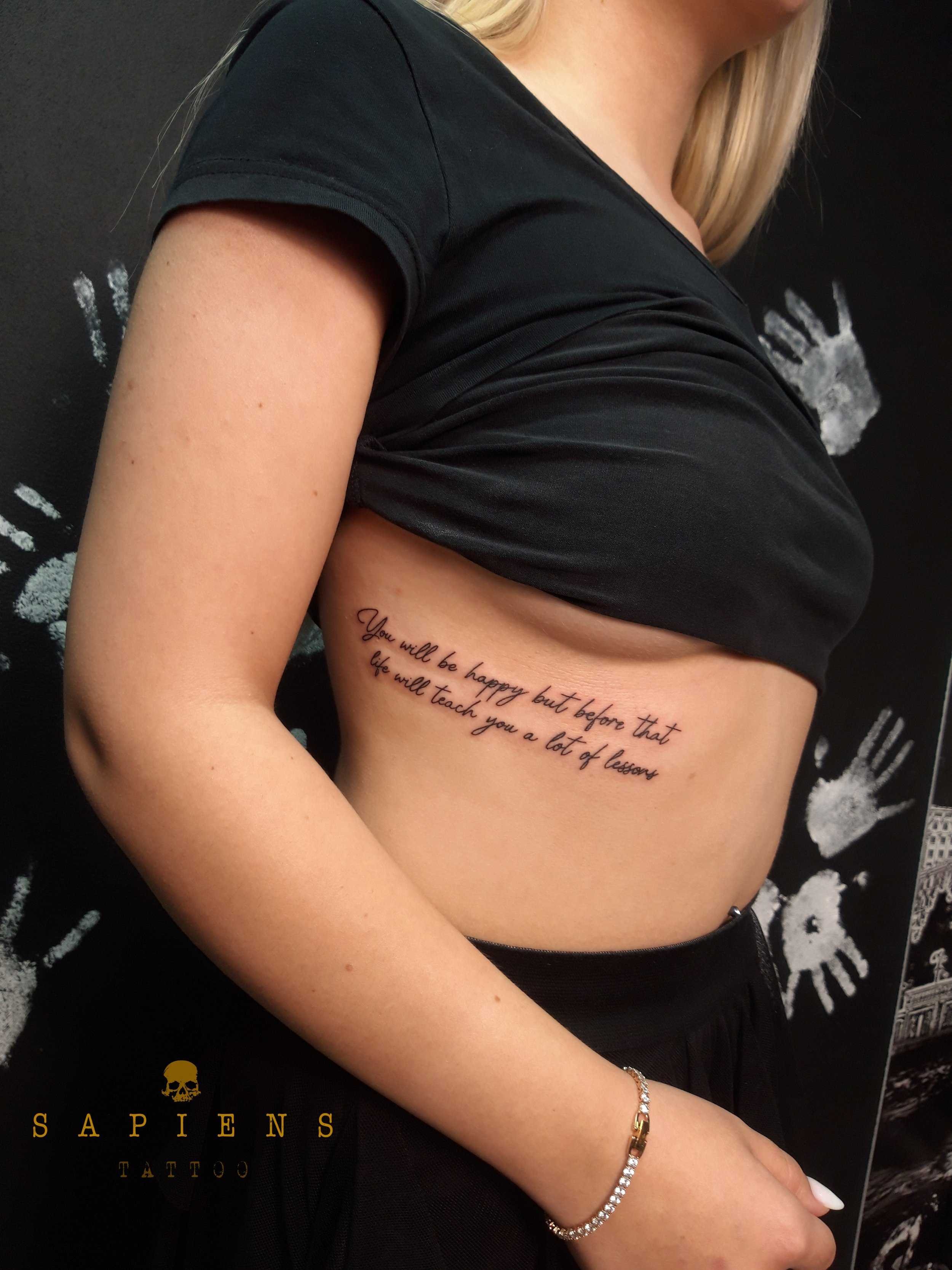 tatuaj motivational pentru fete pe coaste