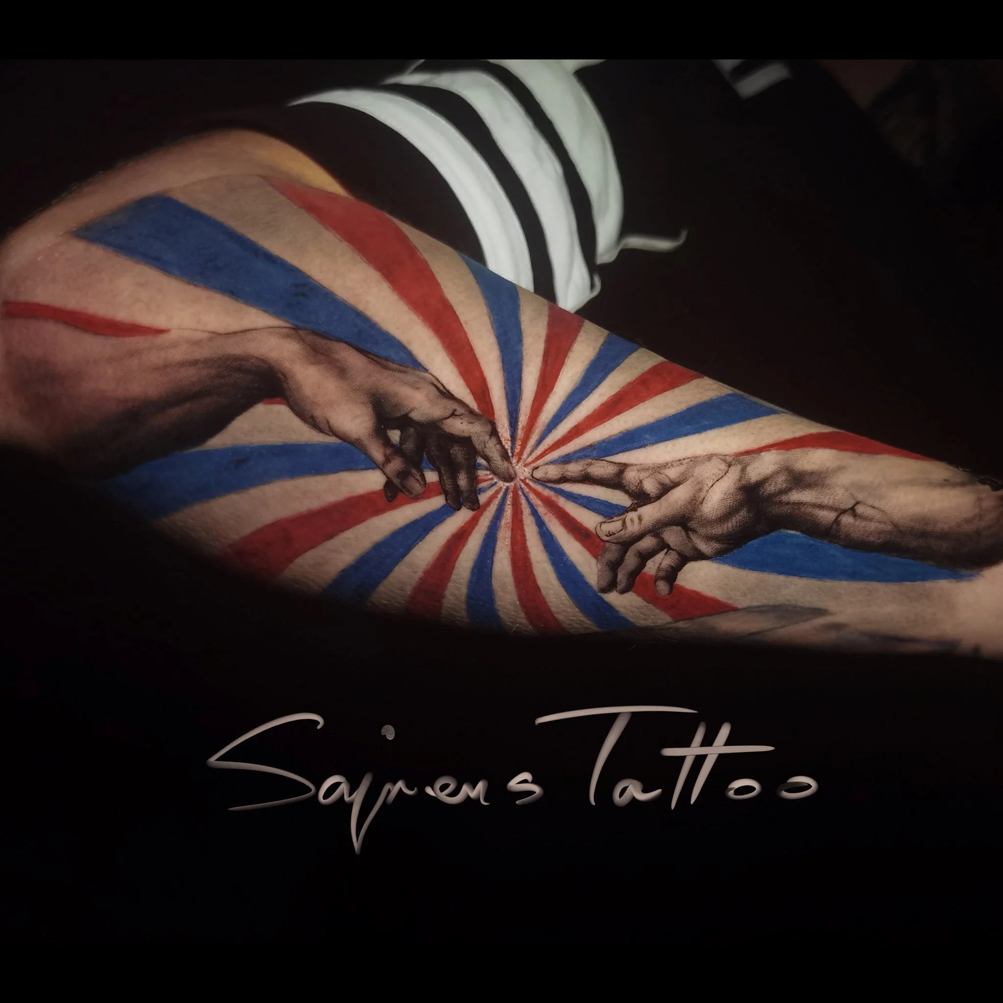 tatuaj pe brat cu motivul creatiei mana lui adam