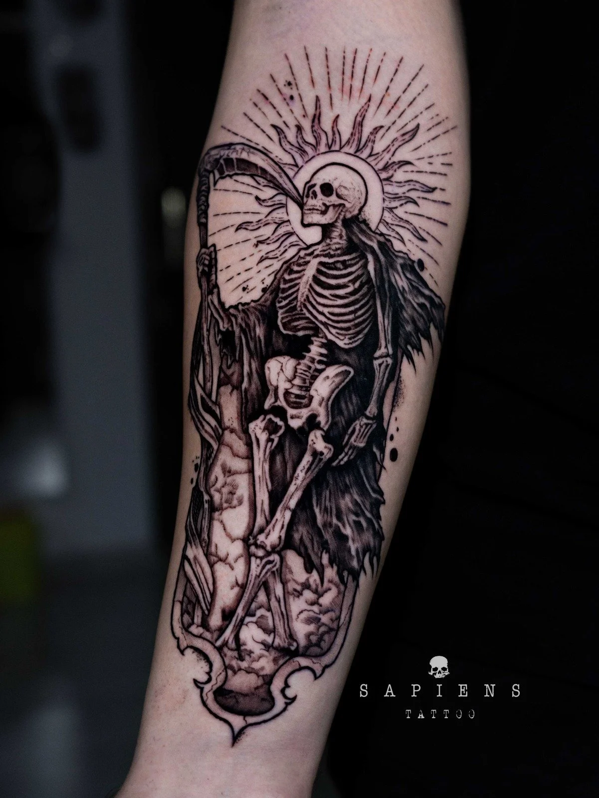 tatuaj compozitie proprie cu soare realizat din linii