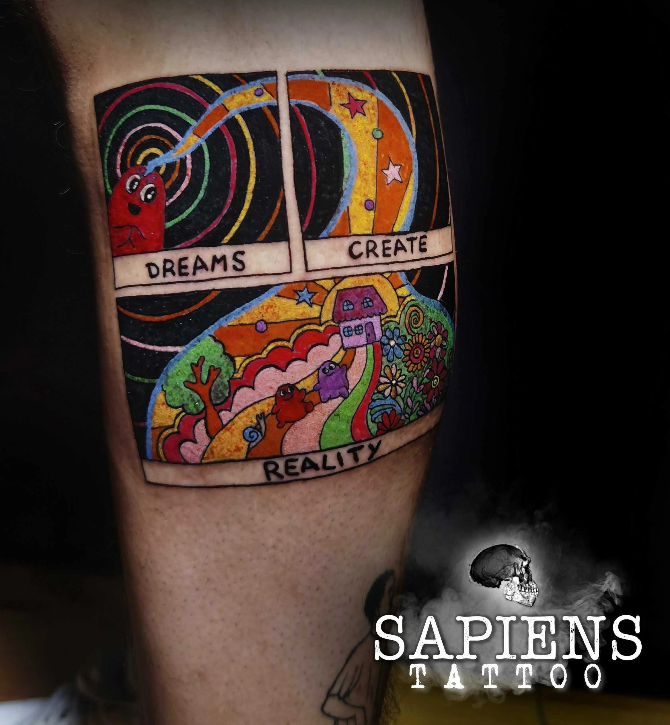 tatuaj pe gamba piciorului realizat color cu scris pe picior